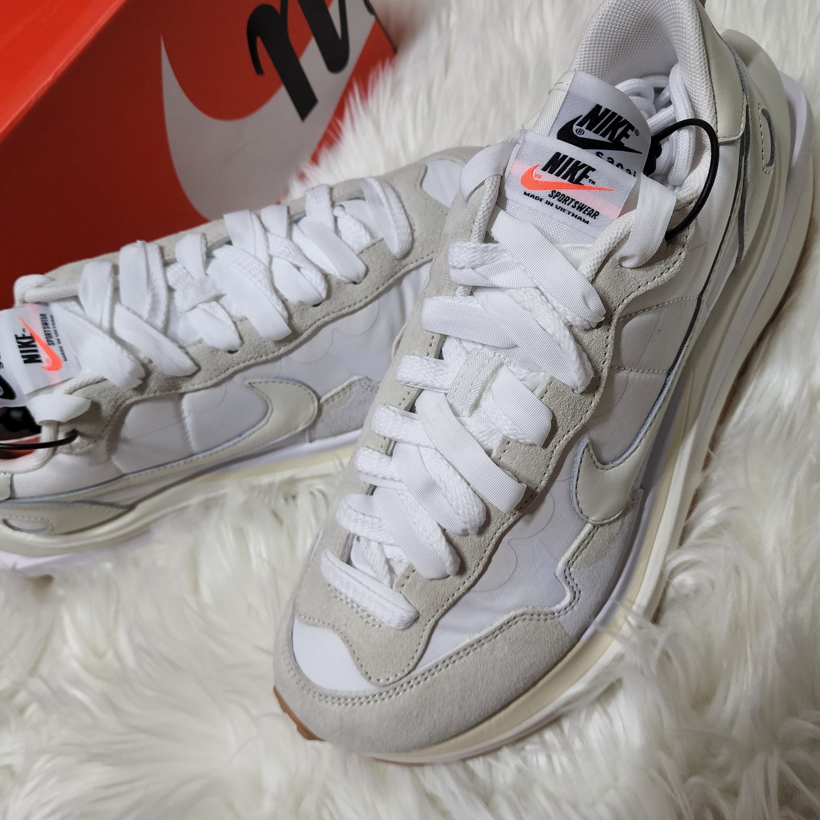 Nike x Sacai VaporWaffle White and Gum 착용 스타일 - 2