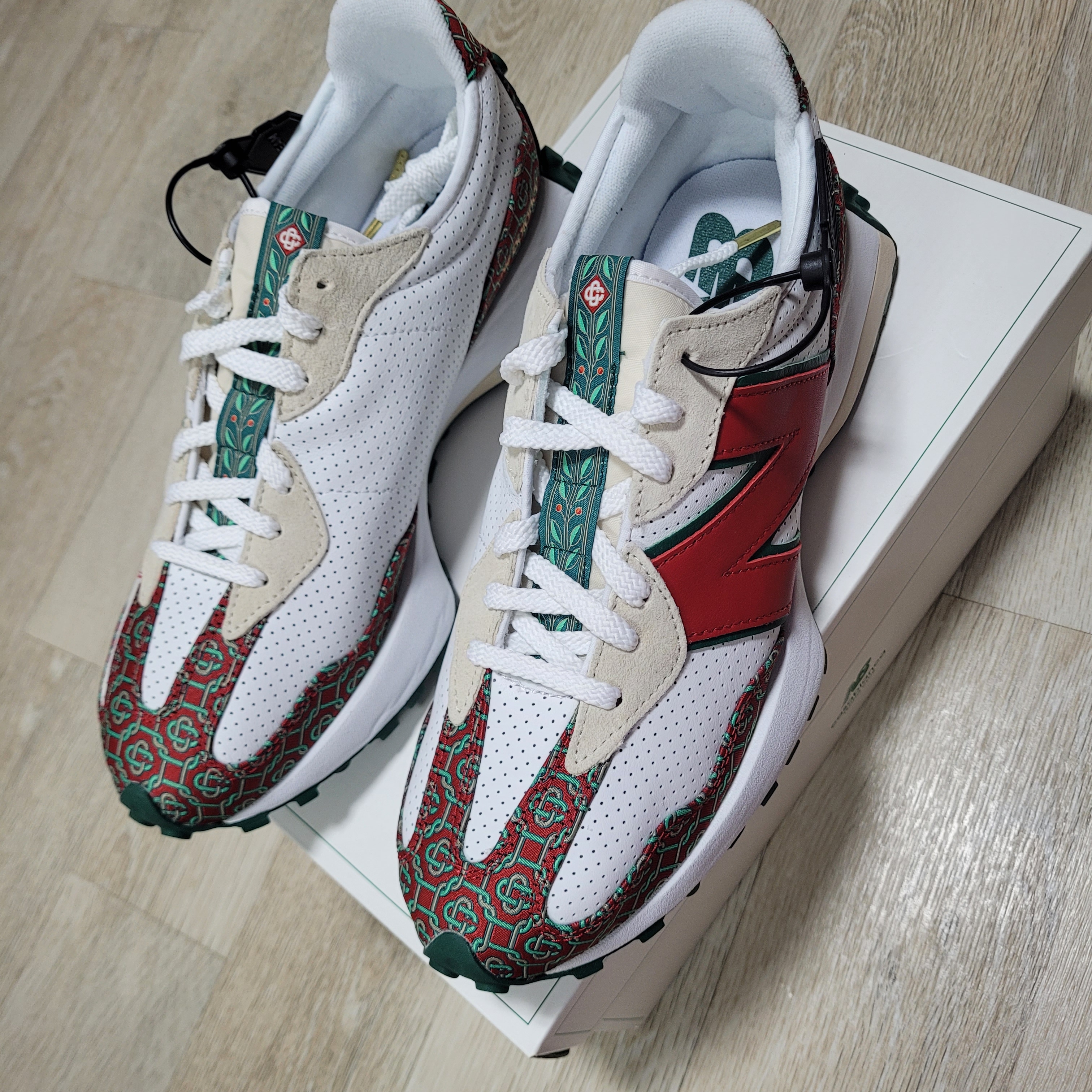 New Balance x Casablanca 327 Idealist Monogram Red Green 착용 스타일 - 3