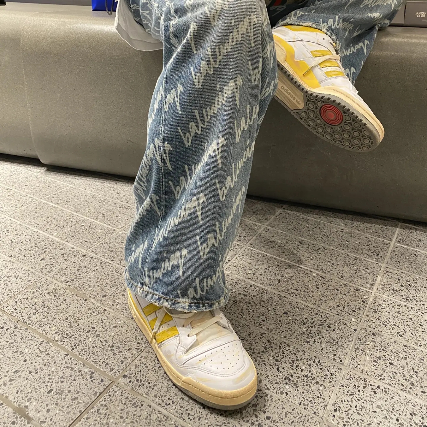Adidas Forum 84 High AEC Hazy Yellow 착용 스타일 - 2