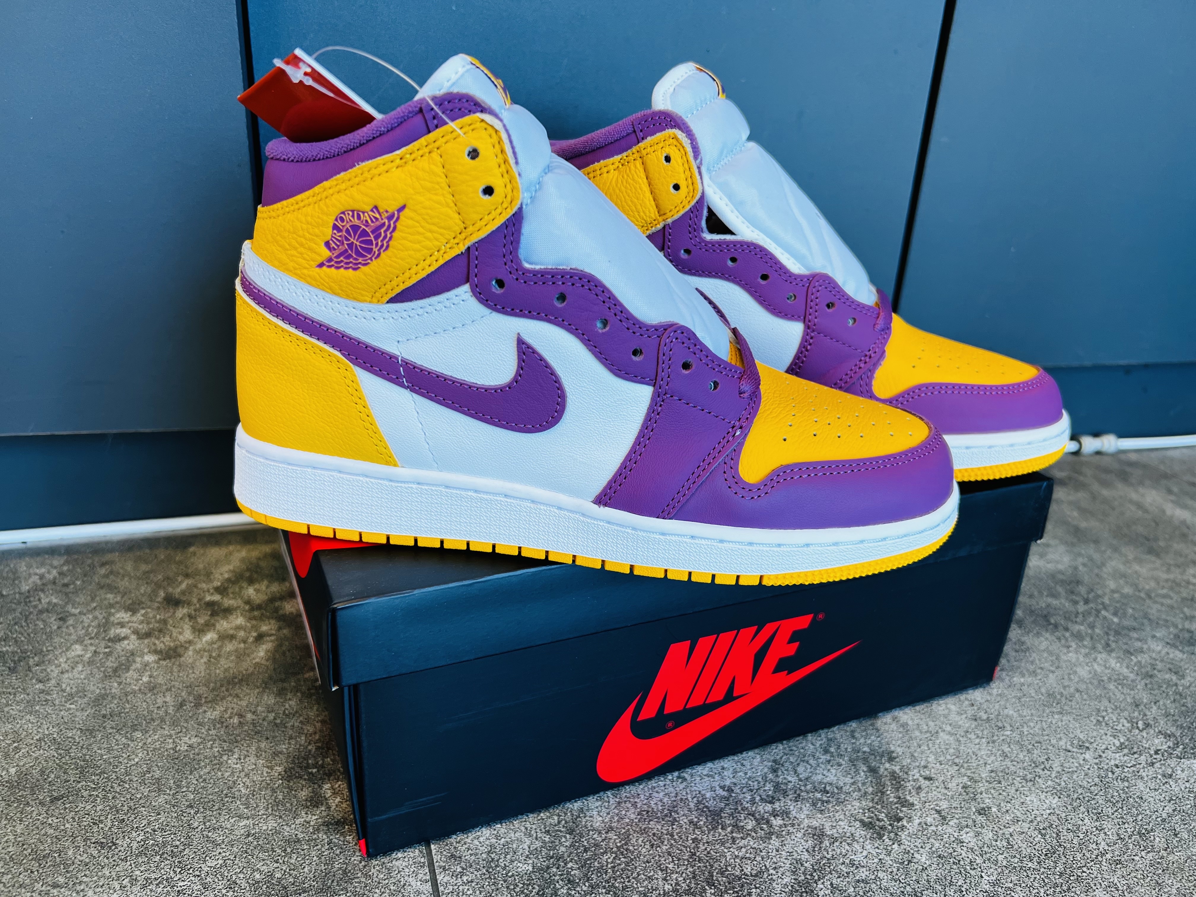 (GS) Jordan 1 Retro High OG University Gold Light Bordeaux 착용 스타일 - 3