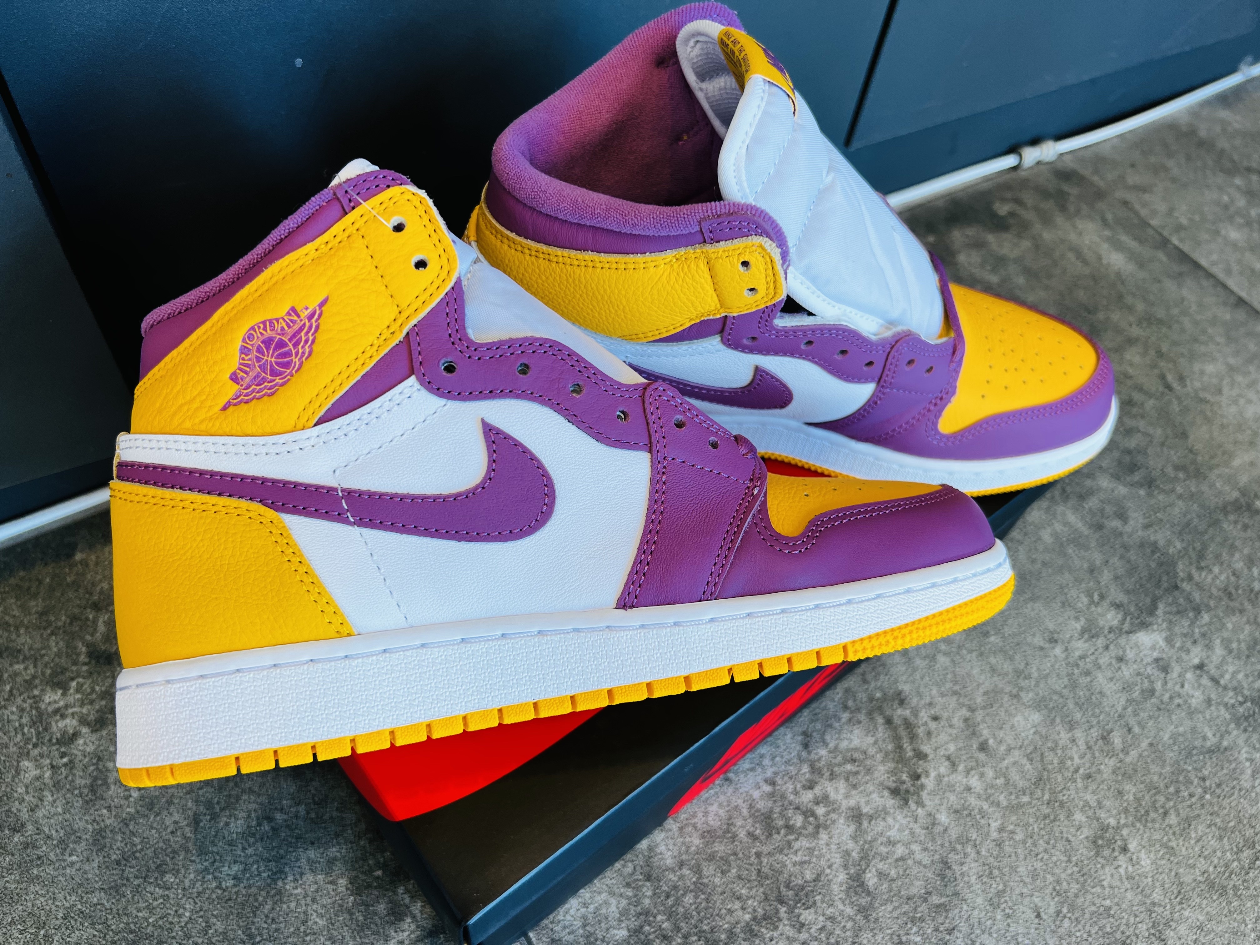 (GS) Jordan 1 Retro High OG University Gold Light Bordeaux 착용 스타일 - 5