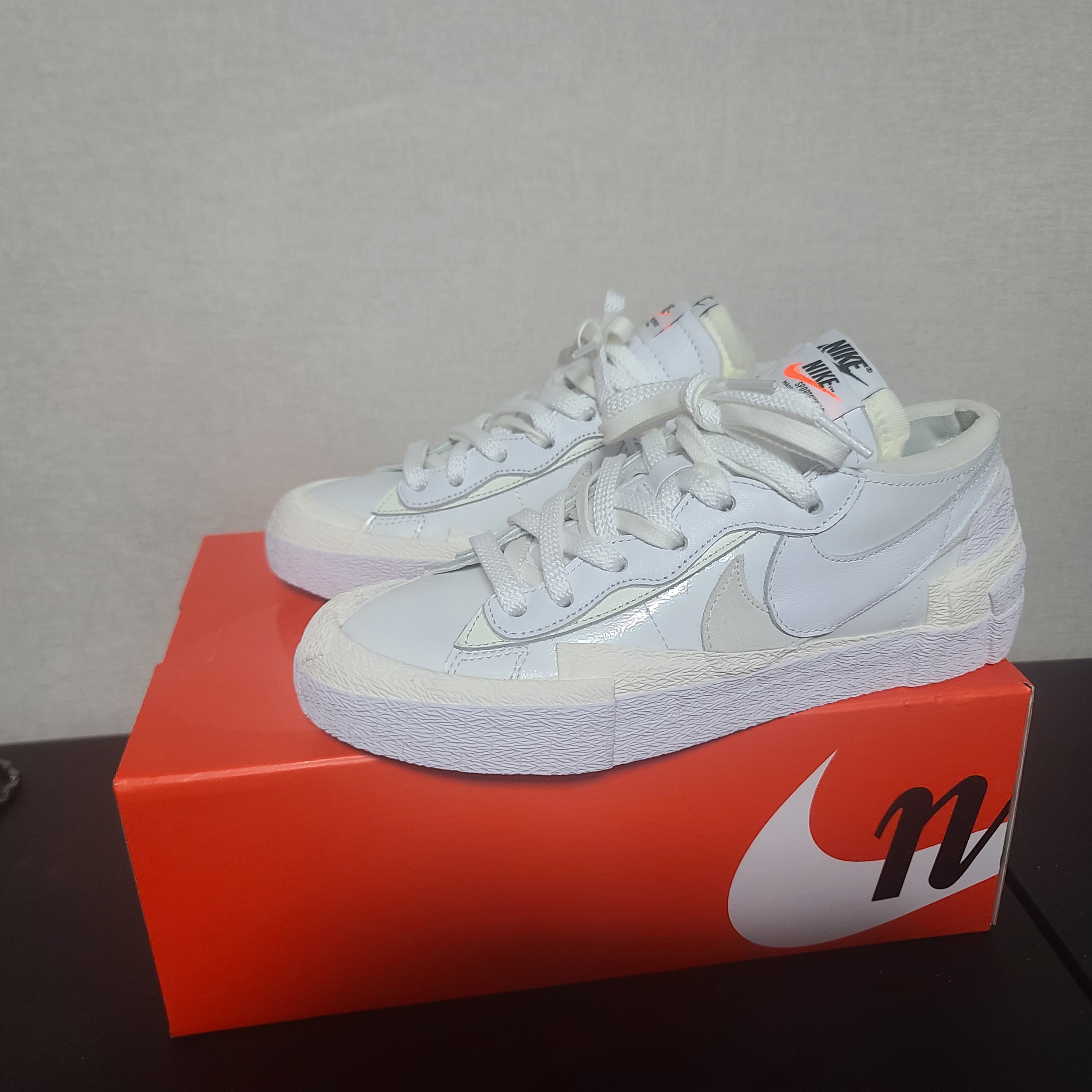 Nike x Sacai Blazer Low White Patent Leather 착용 스타일 - 1