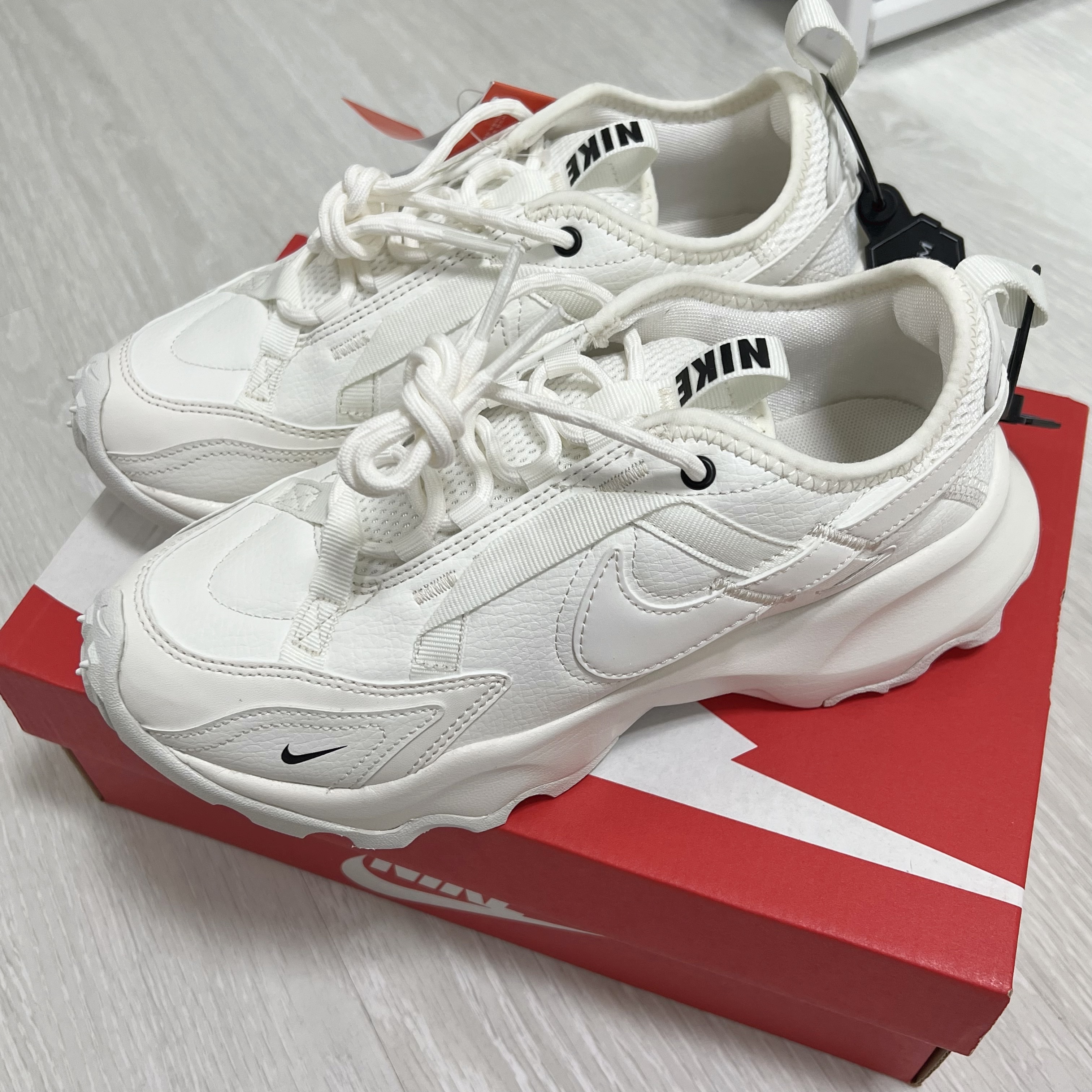 (W) Nike TC 7900 Summit White 착용 스타일