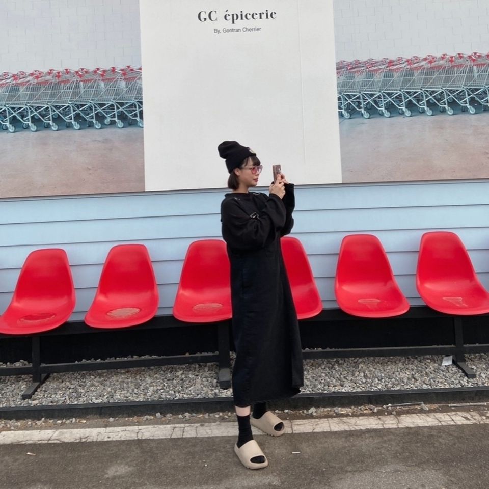 Adidas Yeezy Slide Pure, New Era x Murakami Takashi Ohana Beanie Black 착용 스타일