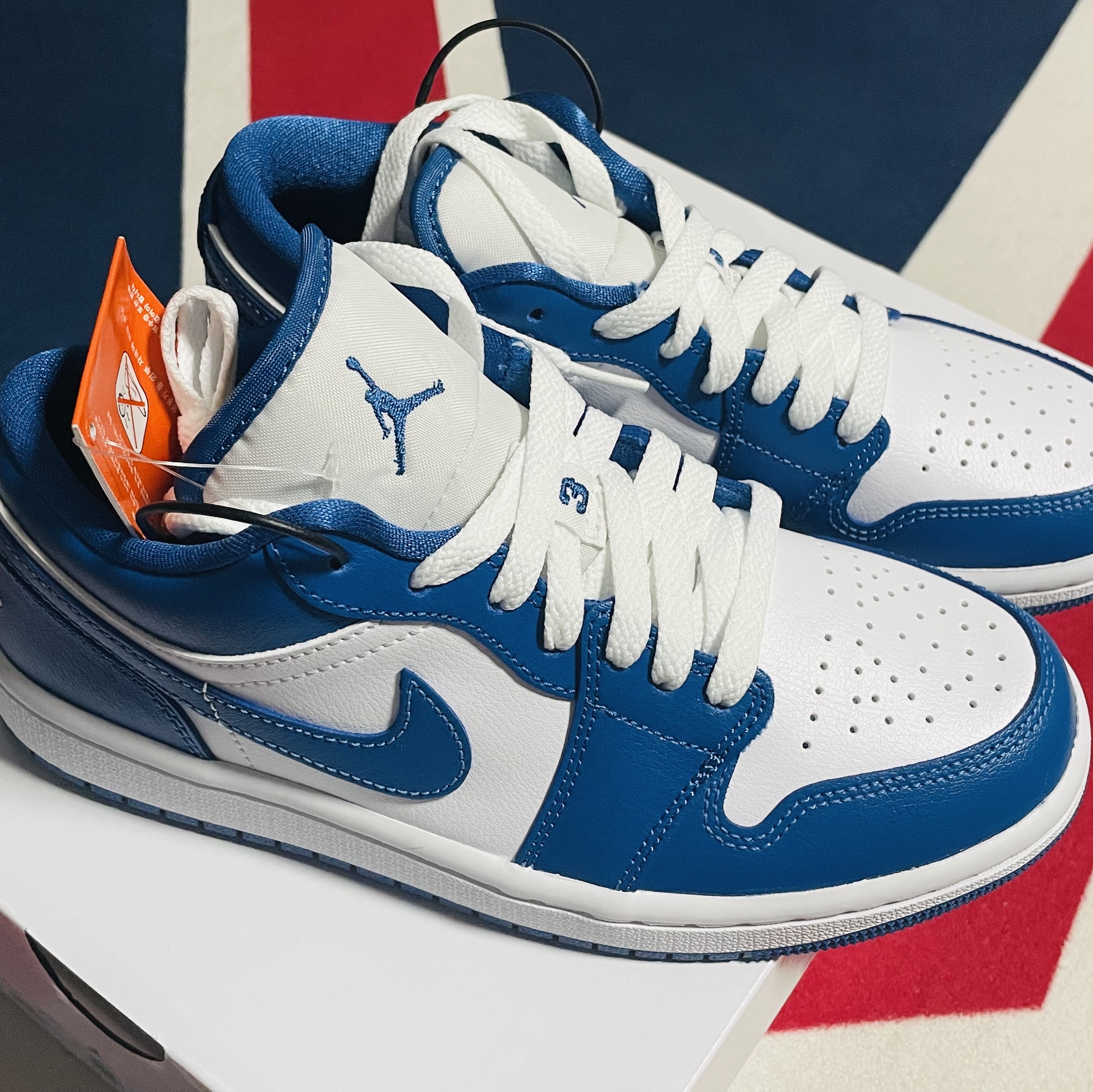 (W) Jordan 1 Low White Dark Marina Blue 착용 스타일 - 1