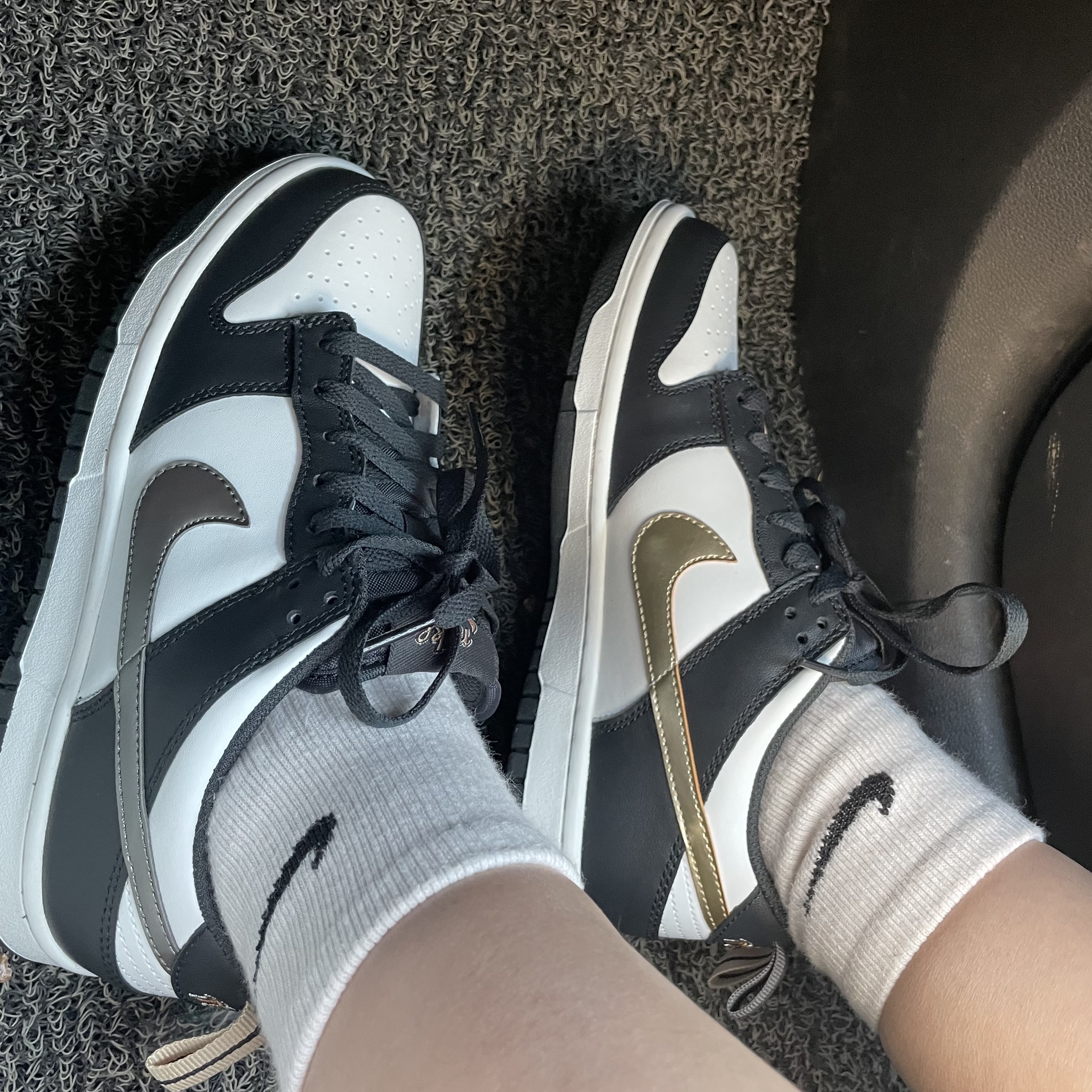 (GS) Nike Dunk Low SE Off Noir Summit White Metallic Pewter 착용 스타일 - 2