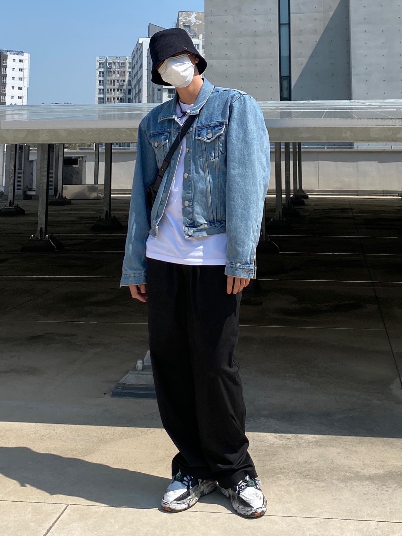 Maison Margiela Fusion Low Top Sneakers Black White Red, Bottega Veneta Mini Calfskin Leather Belt Cassette Black 착용 스타일 - 1