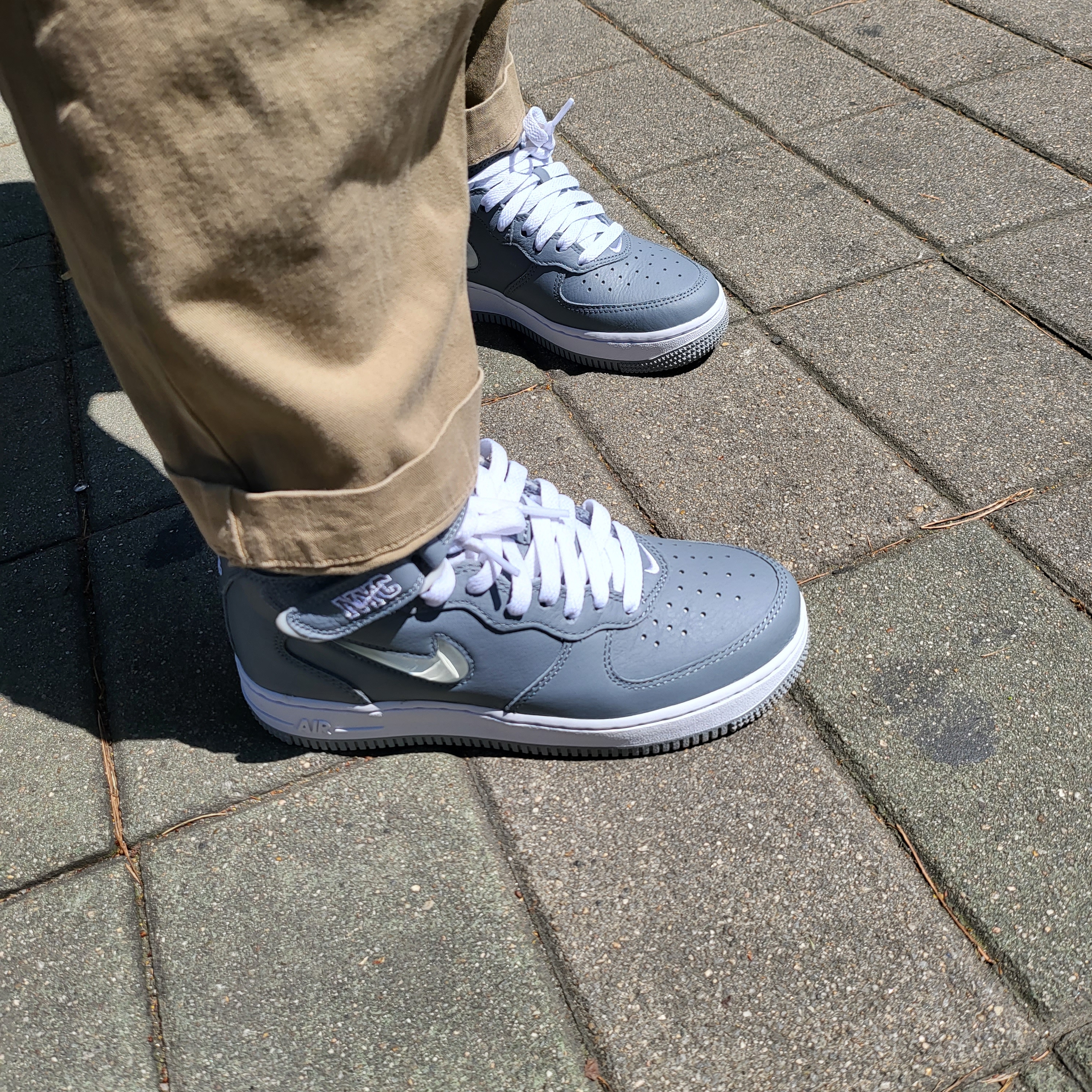 Nike Air Force 1 Mid QS NYC Cool Grey 착용 스타일 - 2