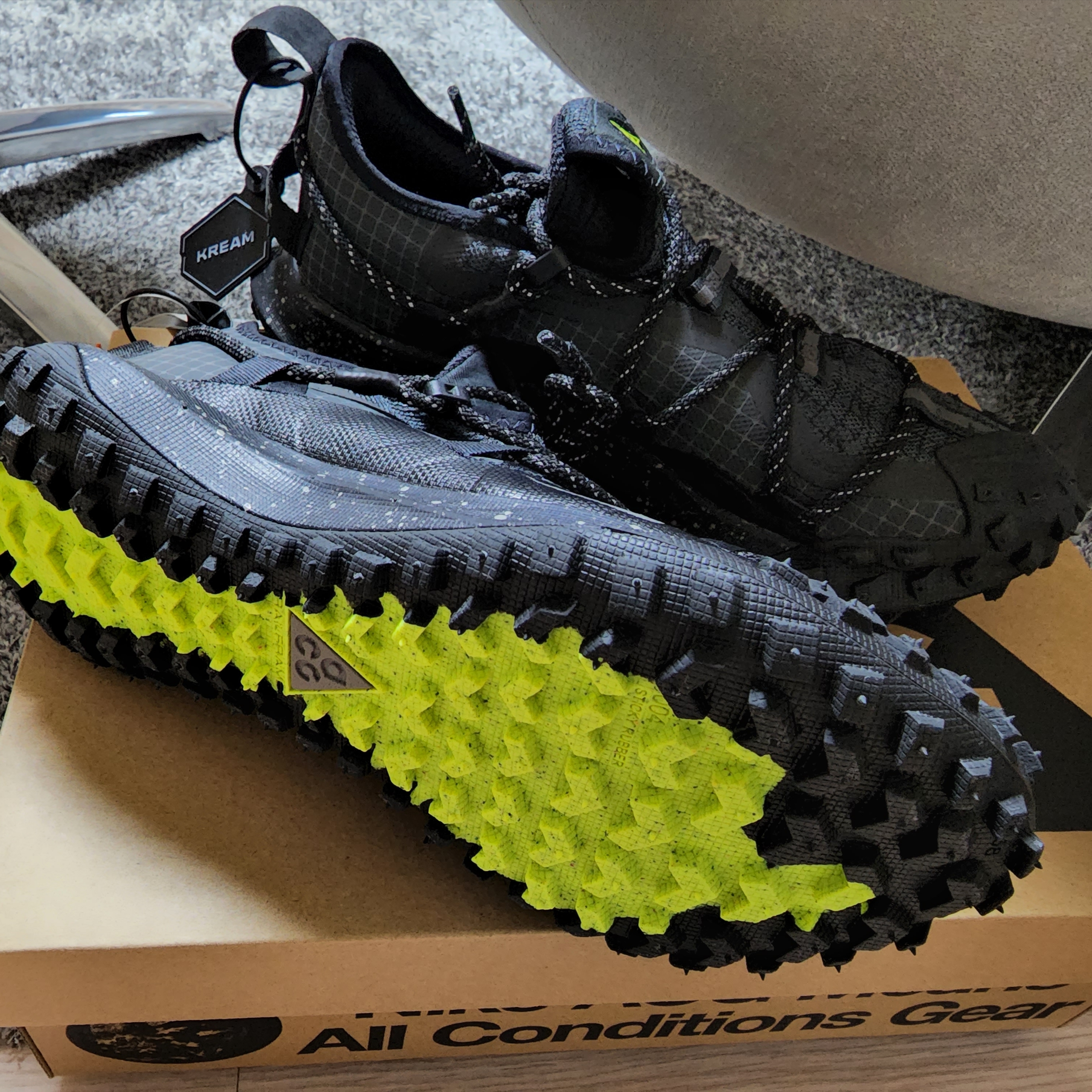 Nike ACG Mountain Fly Low Gore-Tex SE Dark Smoke Grey, Nike x Off-White Blazer Low '77 White and University Red 착용 스타일 - 3