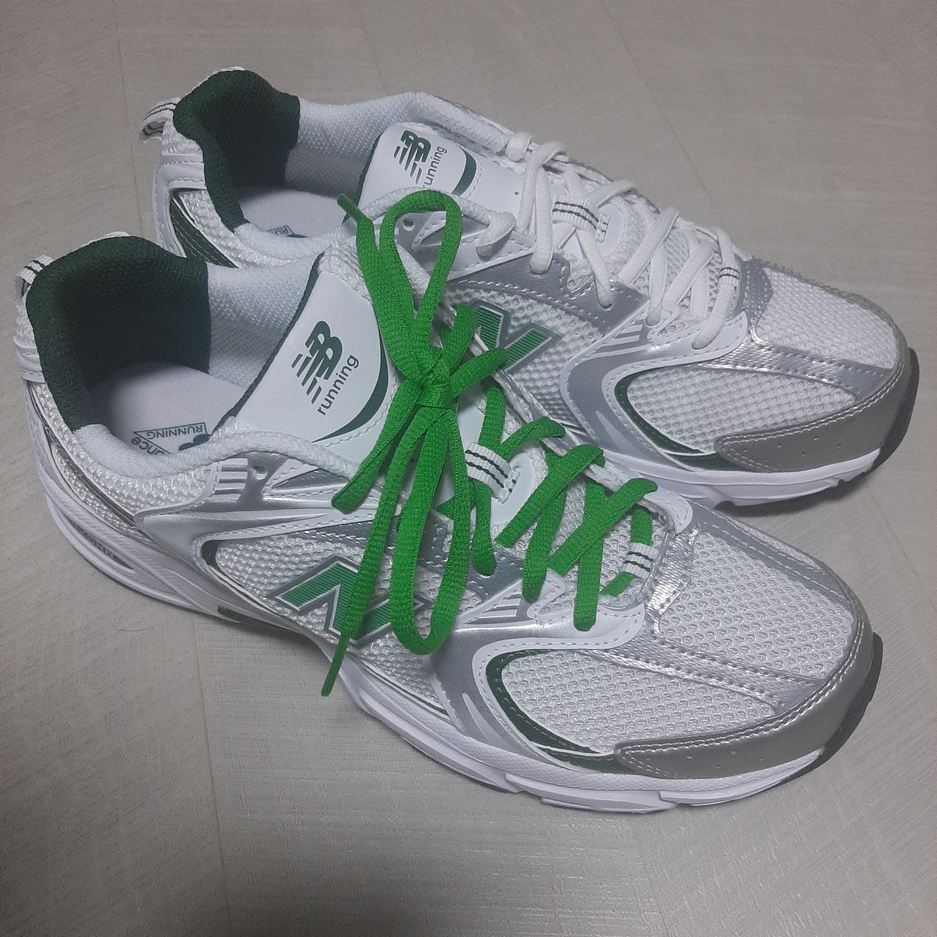 New Balance 530 White Nightwatch Green 착용 스타일