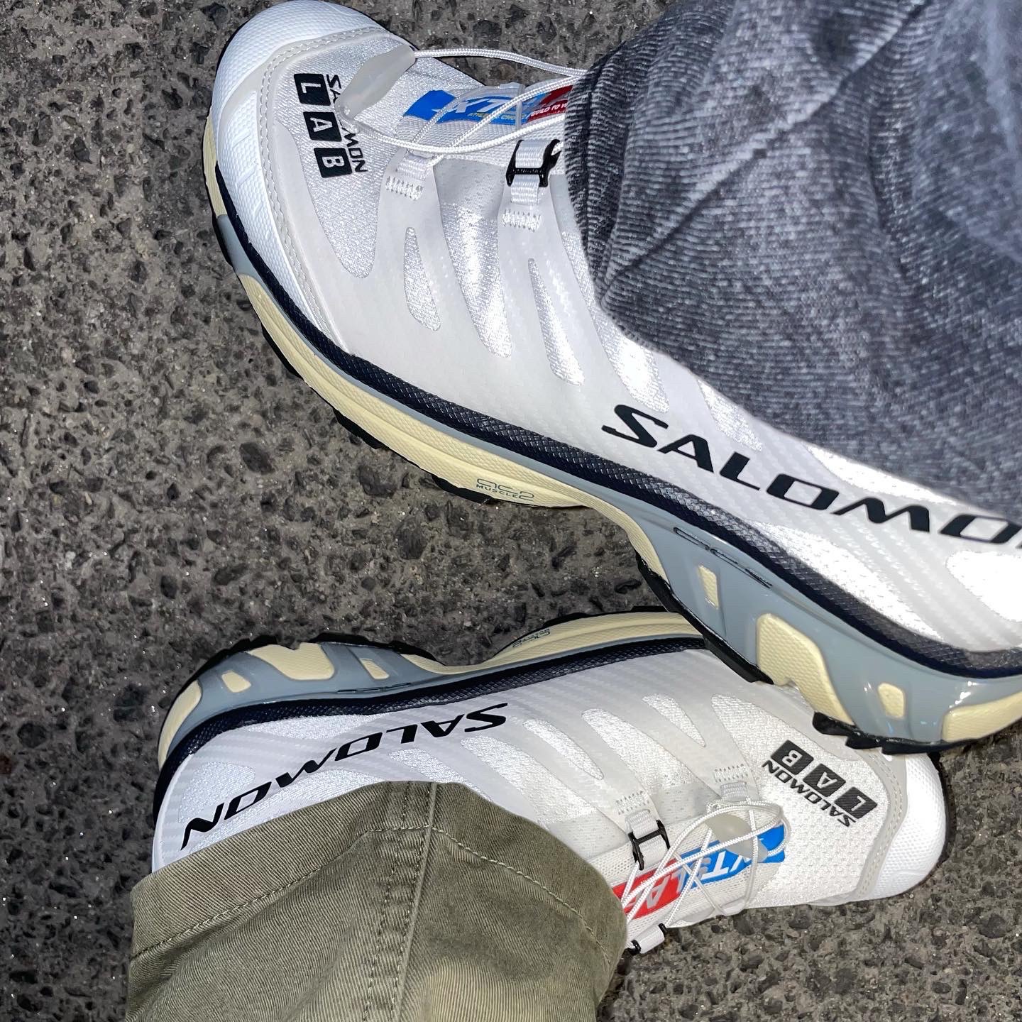 Salomon XT-4 White Lunar Rock 착용 스타일 - 1