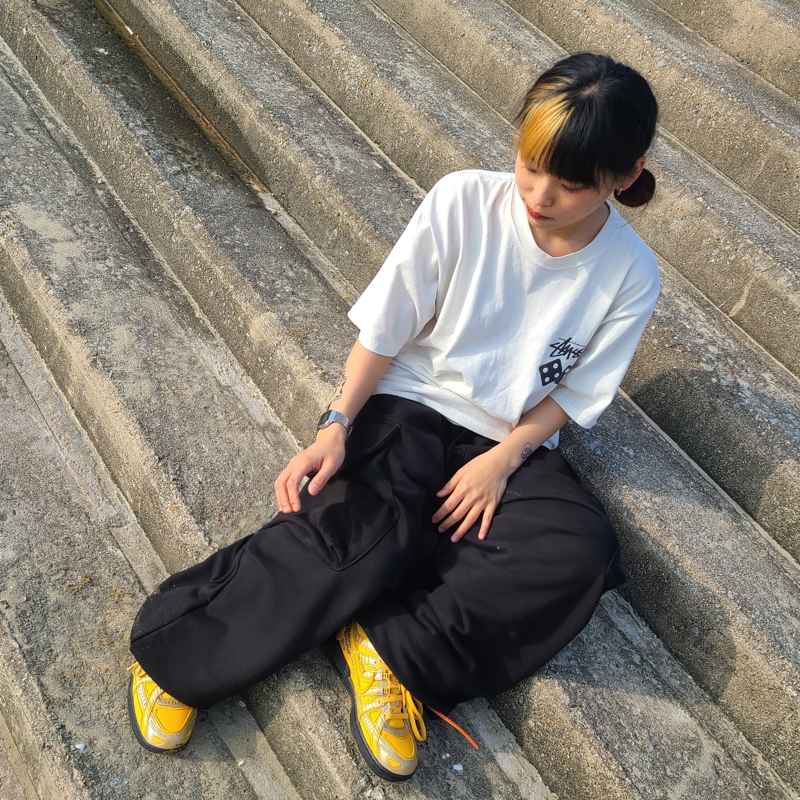 Nike x Off-White Air Rubber Dunk University Gold 착용 스타일