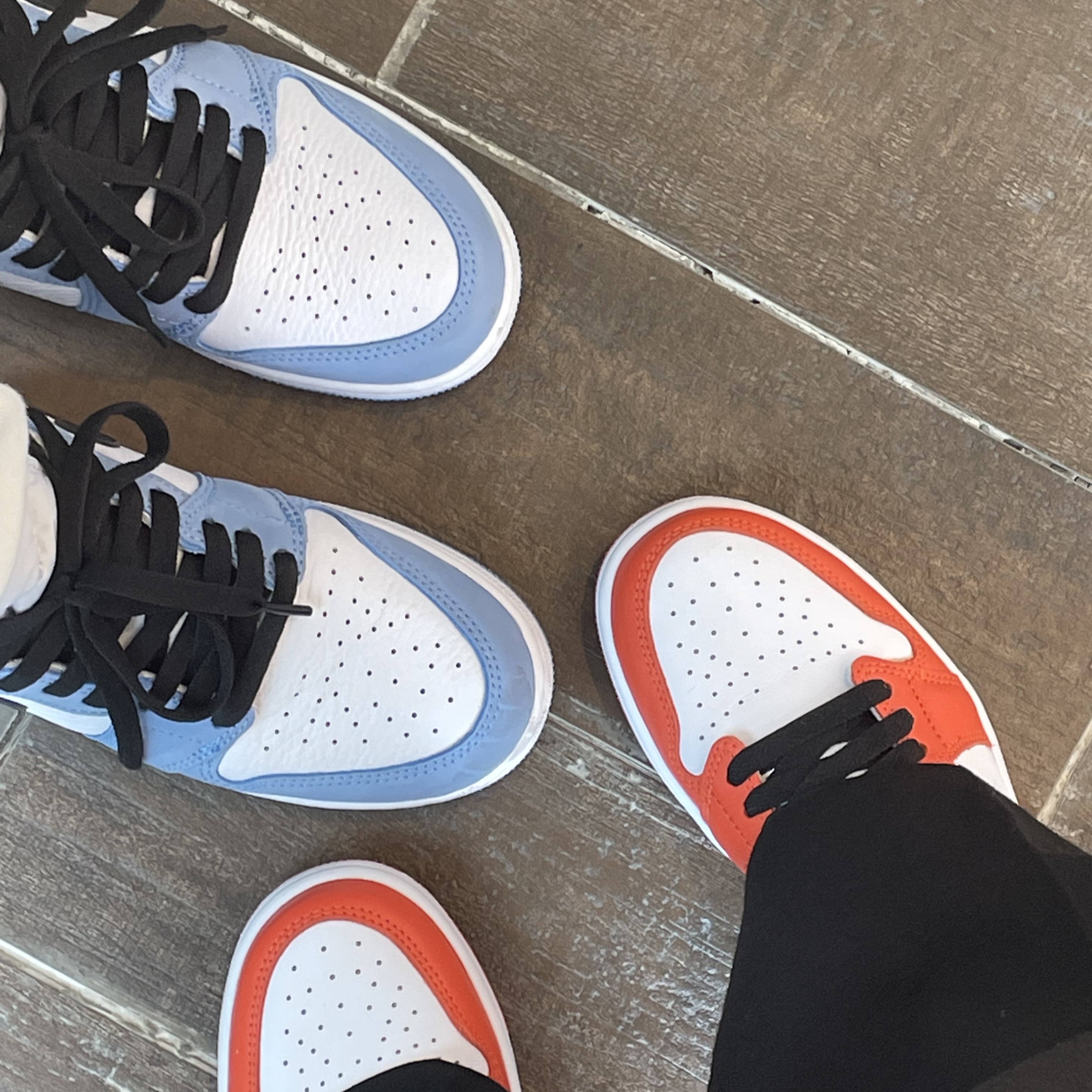 Jordan 1 Retro High OG University Blue, (W) Jordan 1 Low OG Starfish 착용 스타일