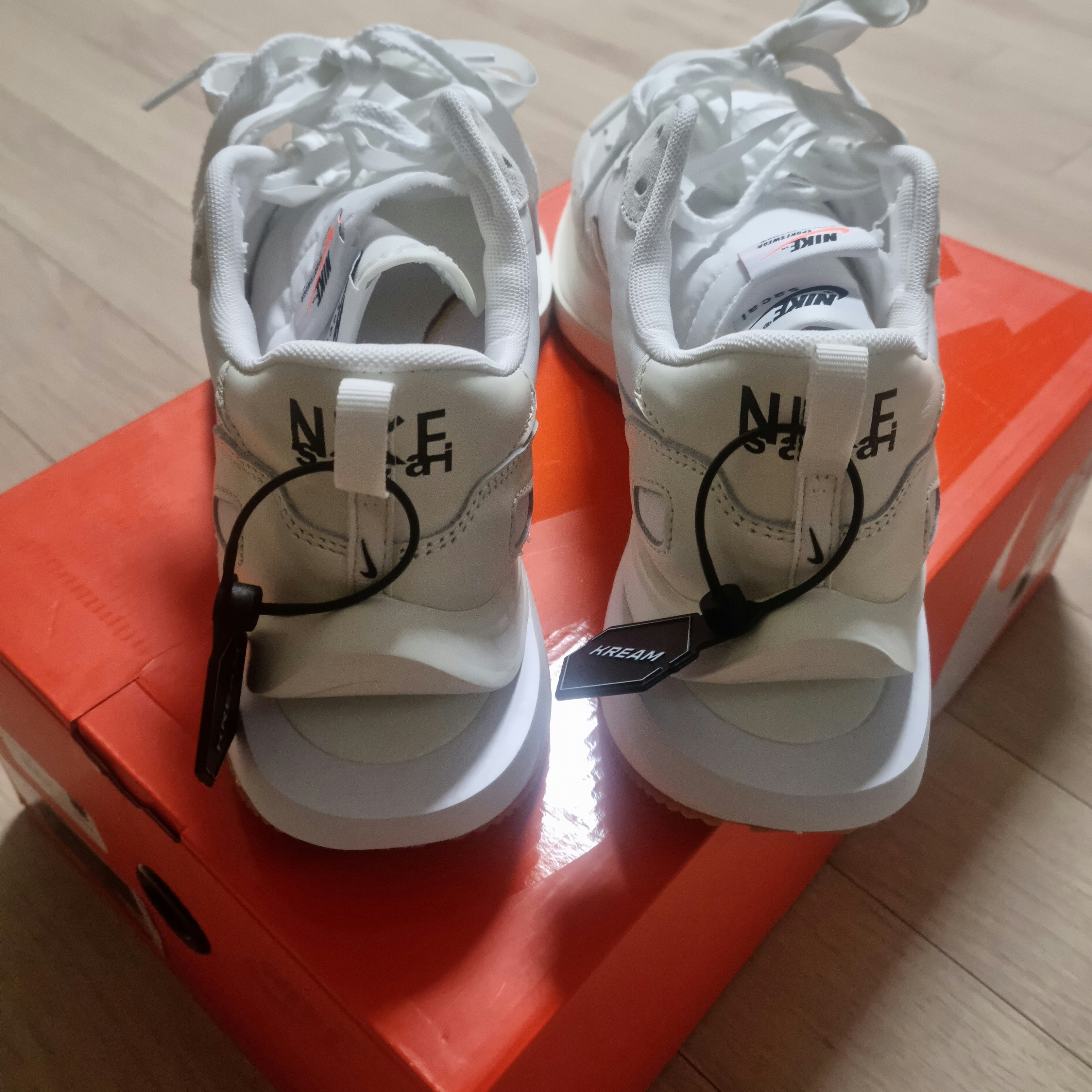 Nike x Sacai VaporWaffle White and Gum 착용 스타일 - 2