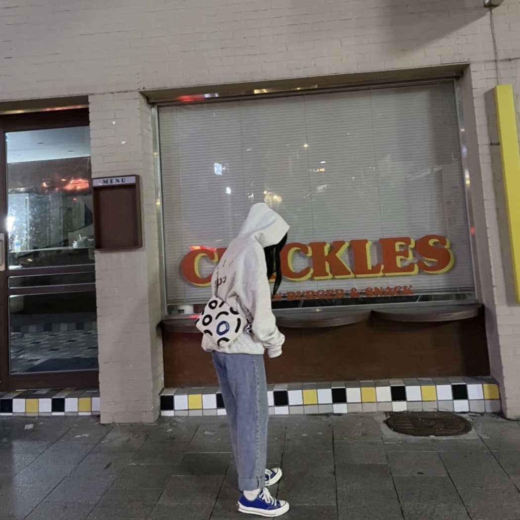 IAB Studio Hoodie Oatmeal Burgundy, Converse Chuck 70 Ox Vintage Canvas Rush Blue 착용 스타일 - 2