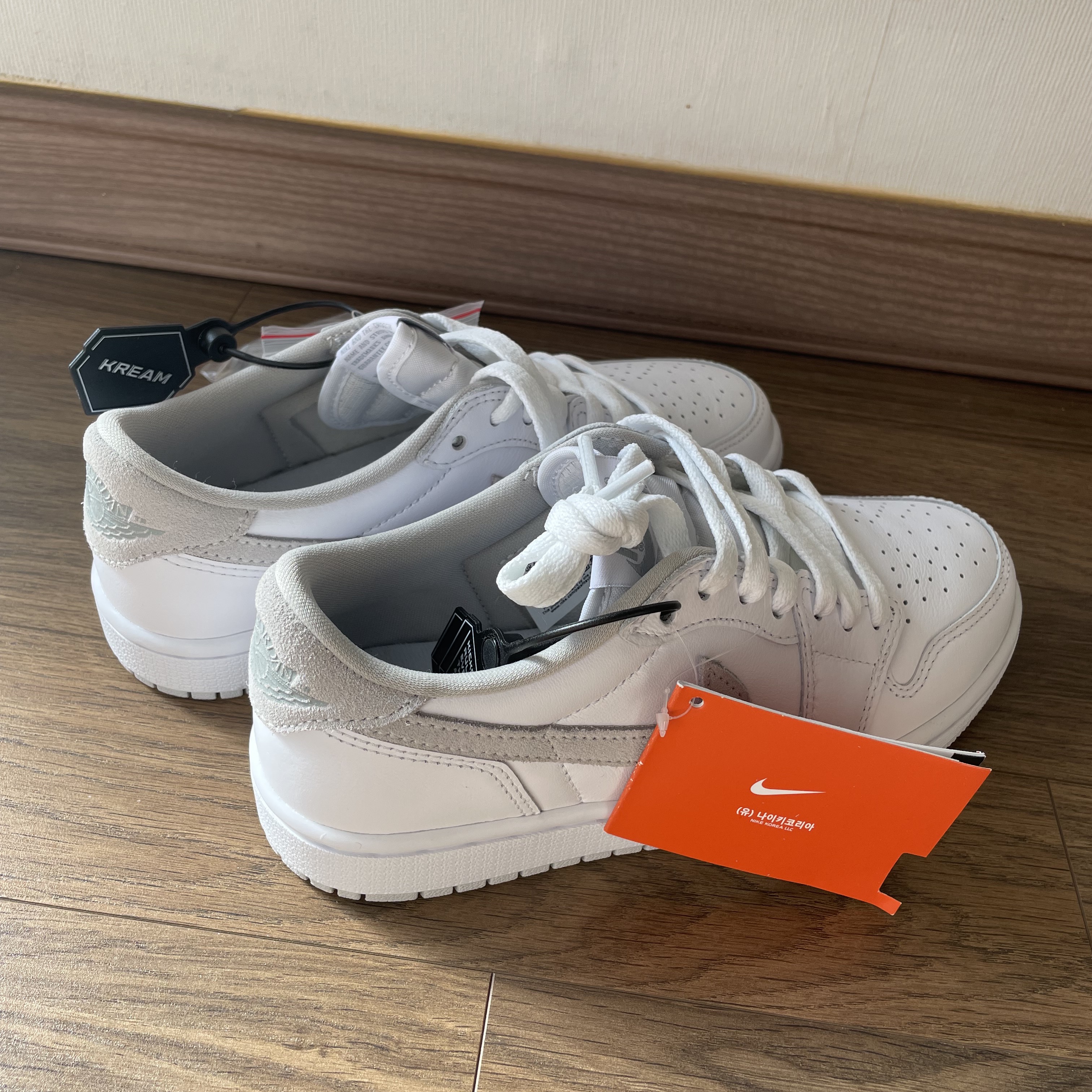 (W) Jordan 1 Low OG Neutral Grey 착용 스타일 - 1