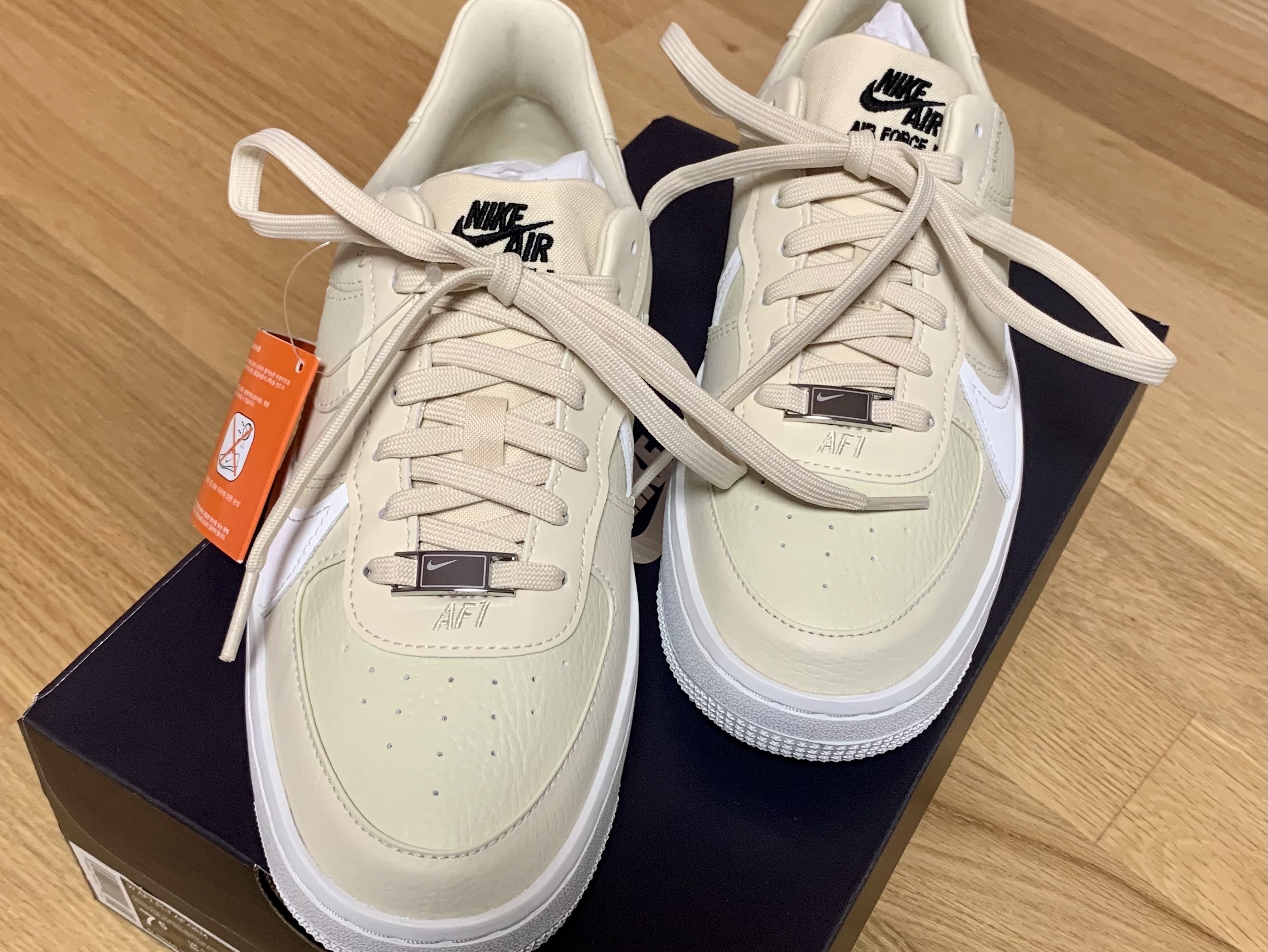 (W) Nike Air Force 1 PLT.AF.ORM Fossil and White 착용 스타일 - 2