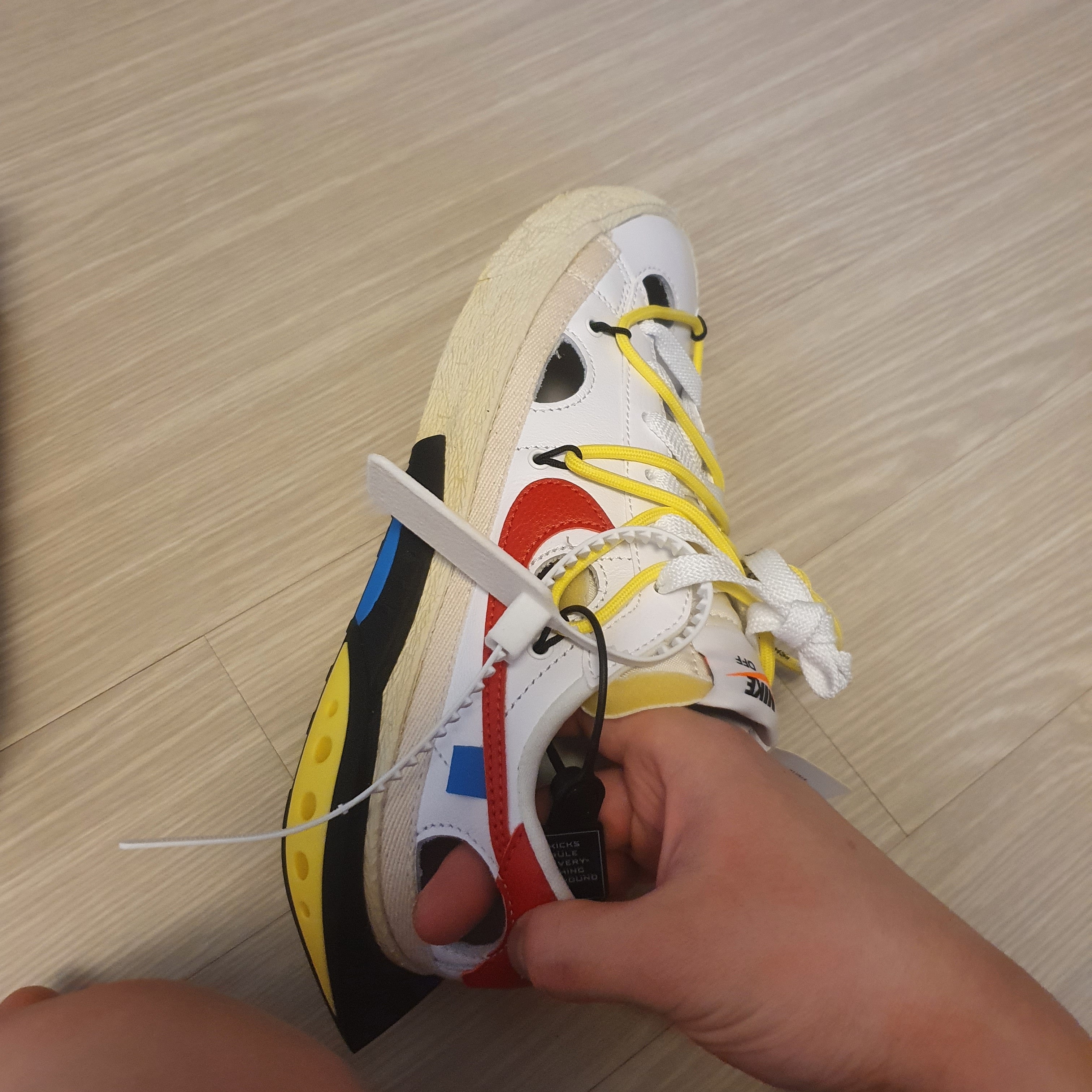 Nike x Off-White Blazer Low '77 White and University Red 착용 스타일 - 4