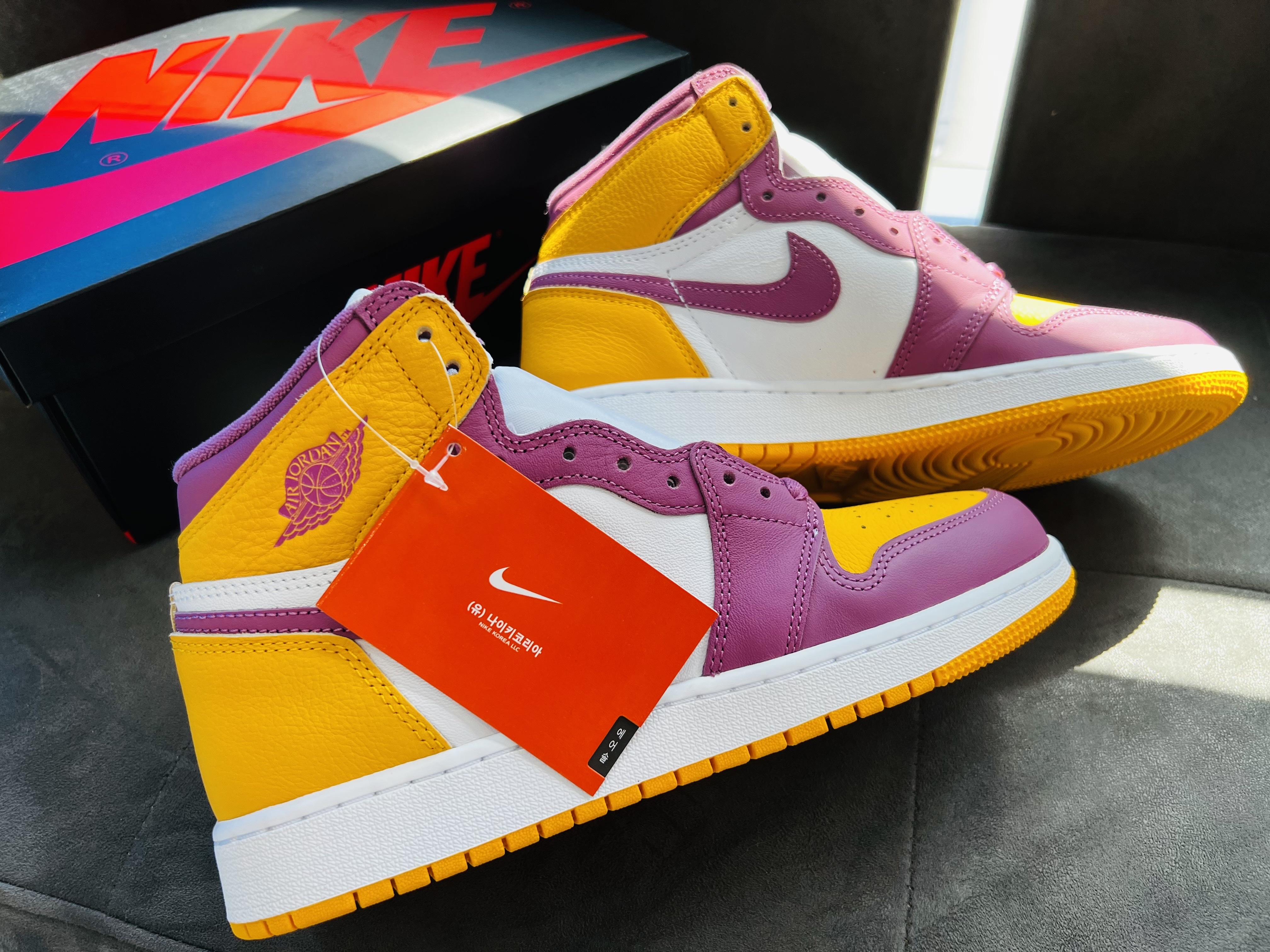 (GS) Jordan 1 Retro High OG University Gold Light Bordeaux 착용 스타일 - 2