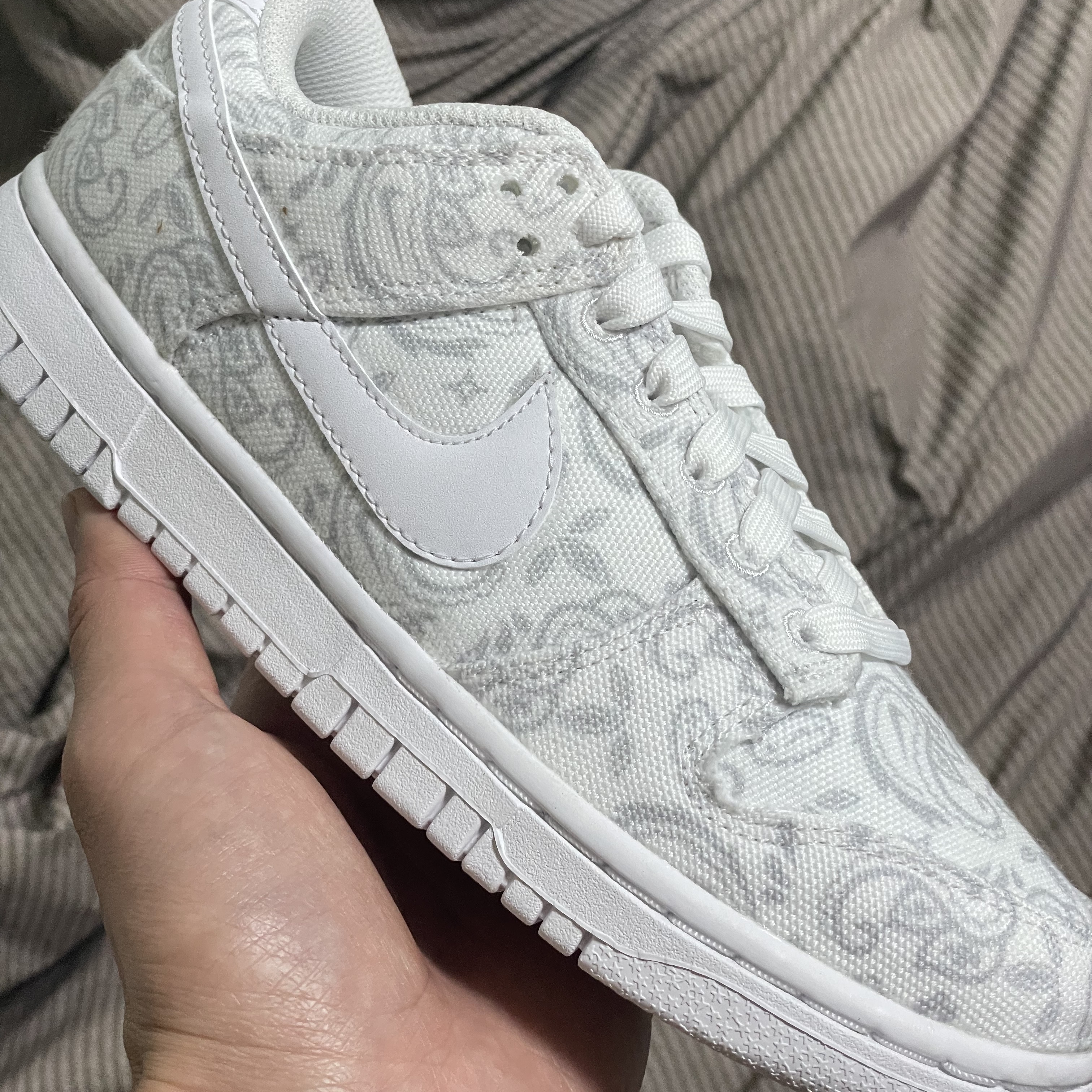 (W) Nike Dunk Low Essential White Paisley 착용 스타일 - 2