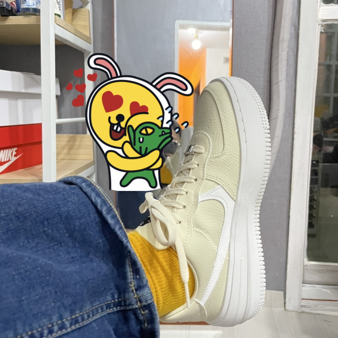 (W) Nike Air Force 1 PLT.AF.ORM Fossil and White 착용 스타일 - 2