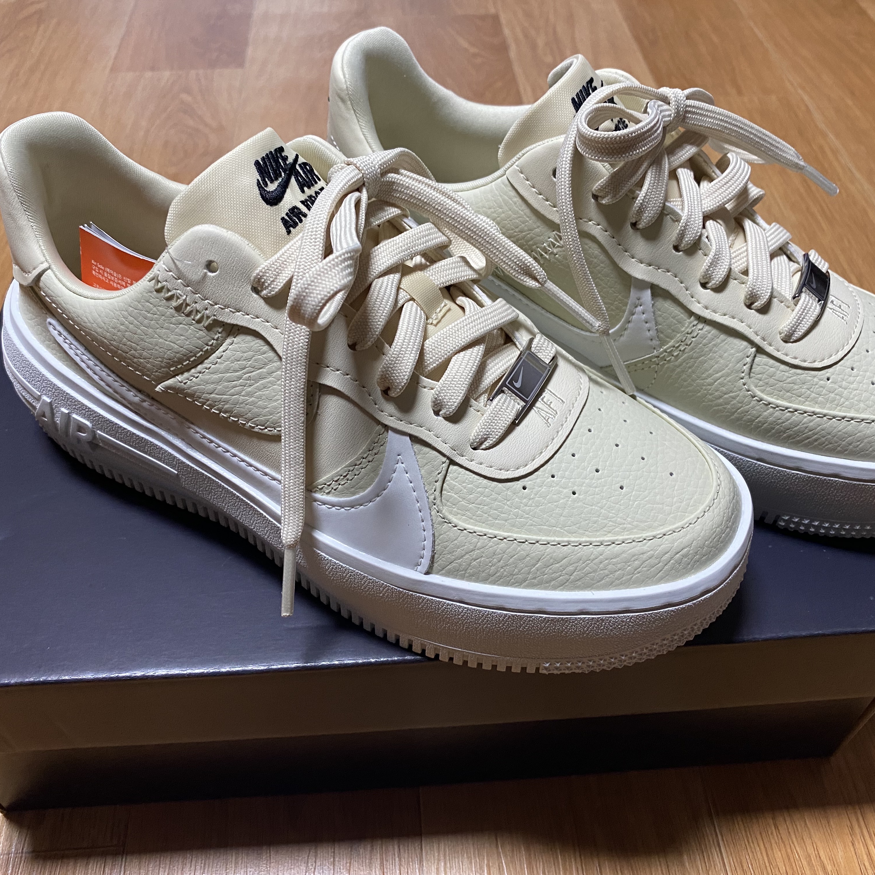 (W) Nike Air Force 1 PLT.AF.ORM Fossil and White 착용 스타일 - 2