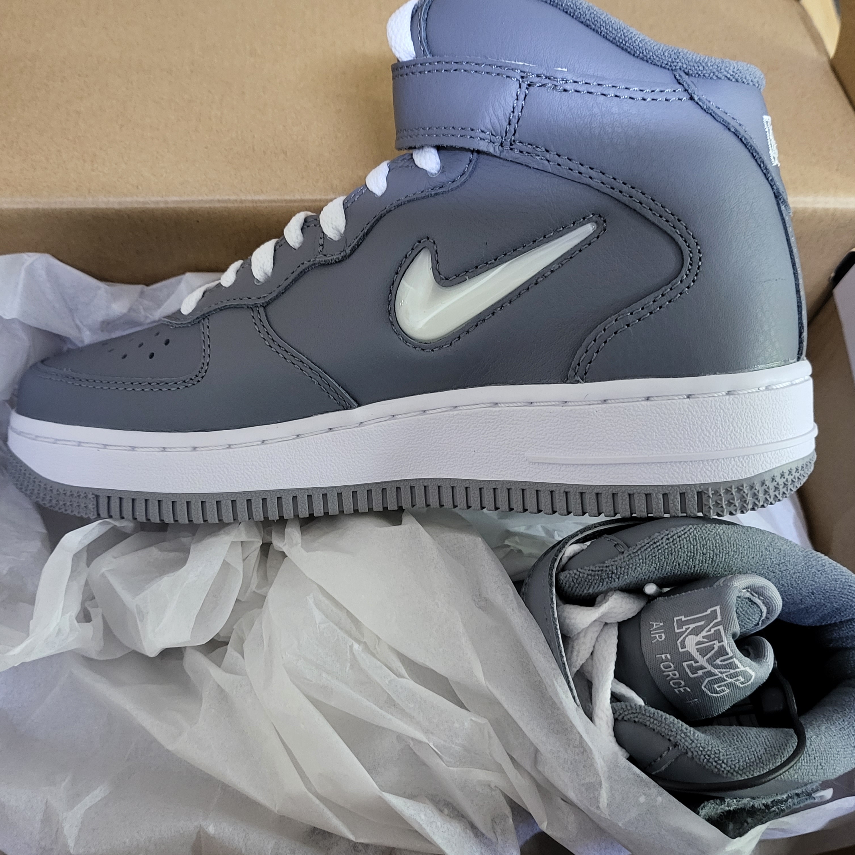 Nike Air Force 1 Mid QS NYC Cool Grey 착용 스타일 - 1