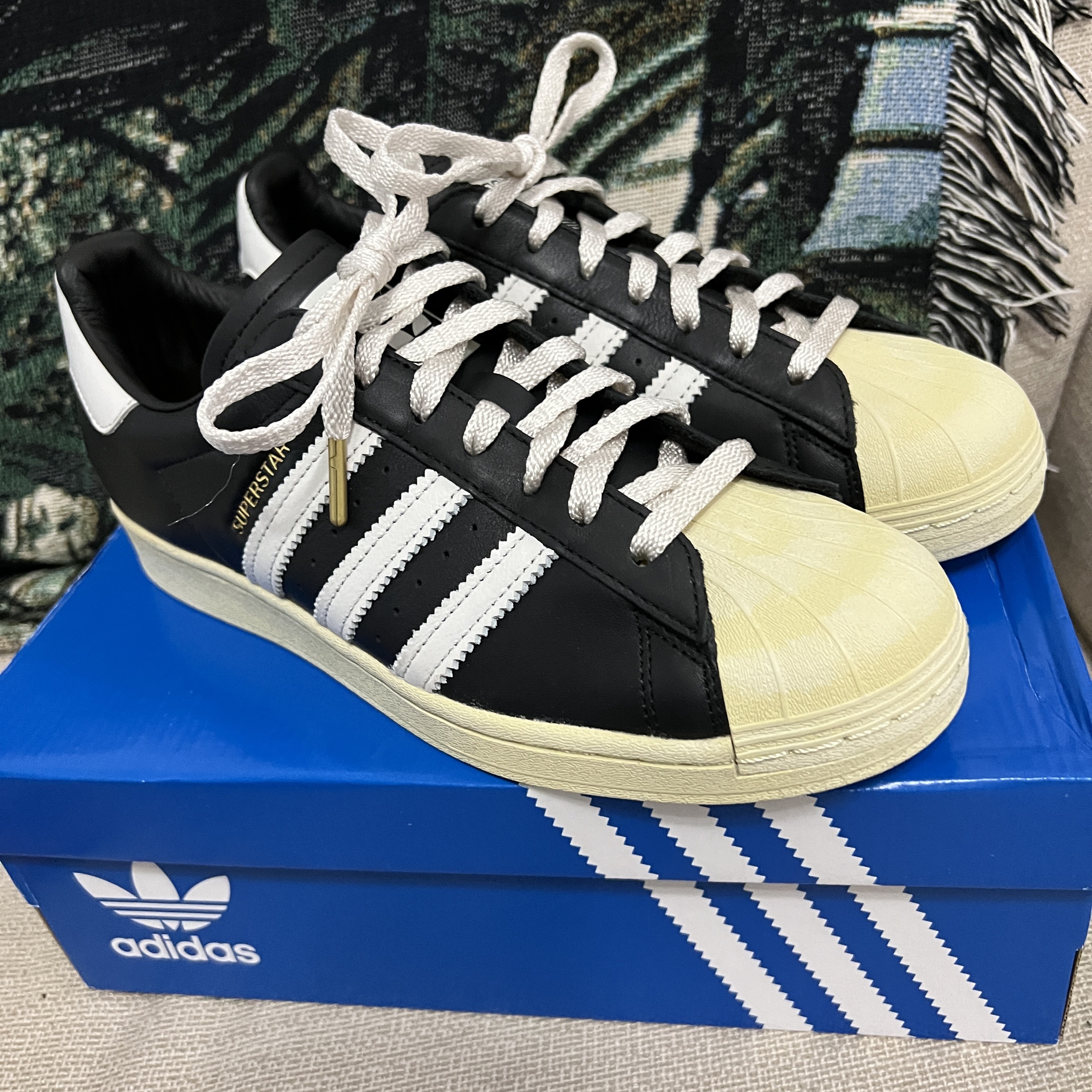 Adidas Superstar Premium Black White 착용 스타일 - 2