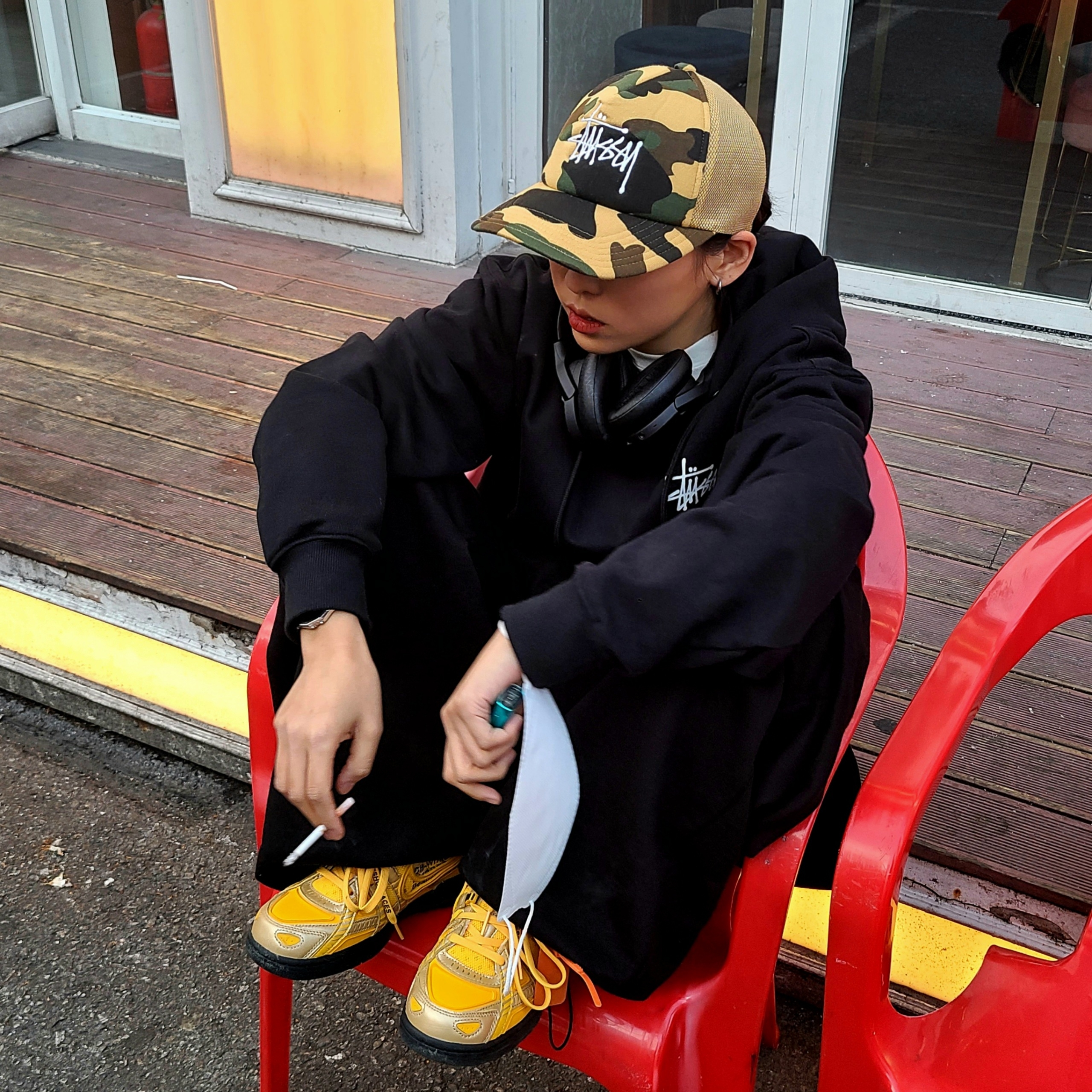 Nike x Off-White Air Rubber Dunk University Gold, Stussy x BAPE Trucker Cap Yellow 착용 스타일