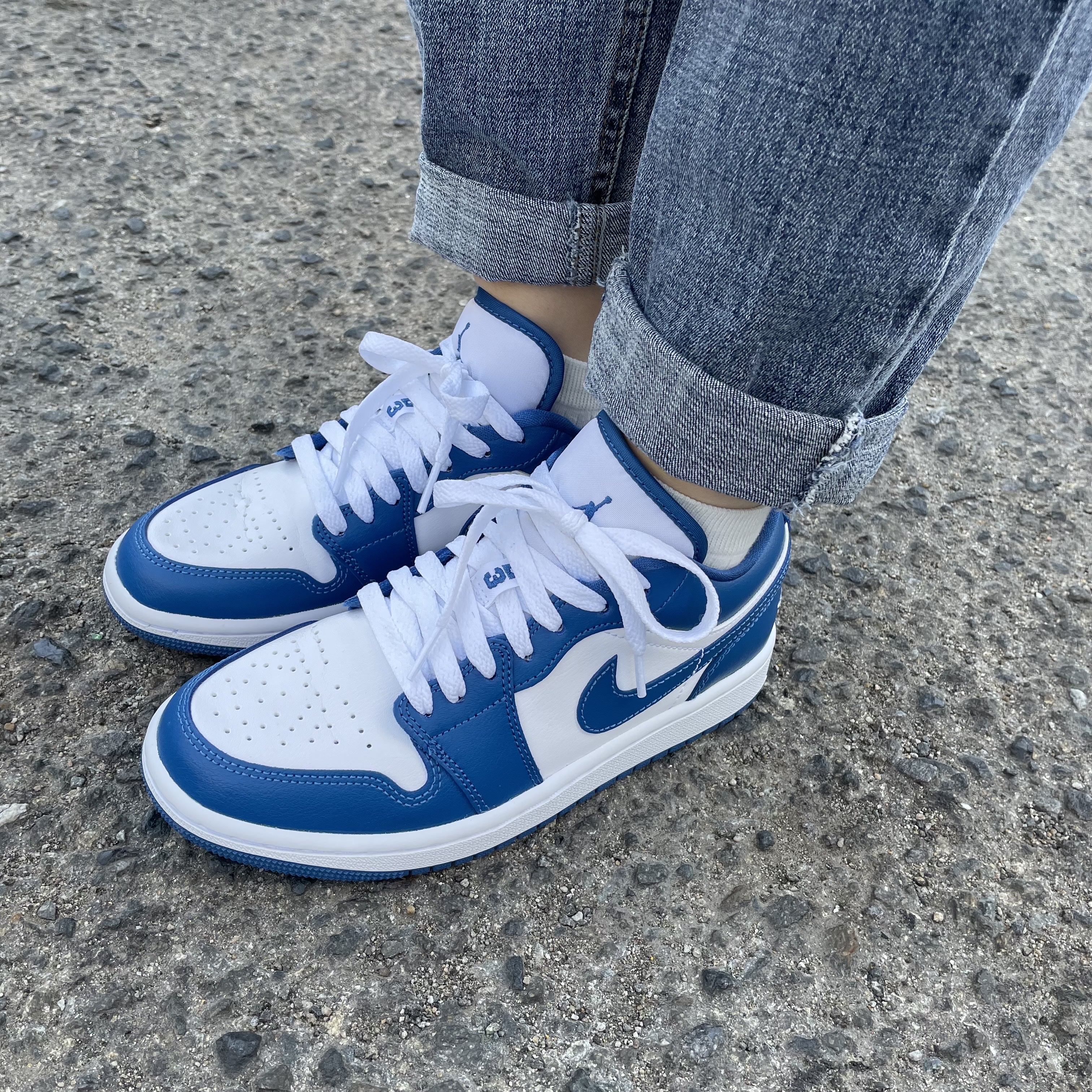 (W) Jordan 1 Low White Dark Marina Blue 착용 스타일 - 4