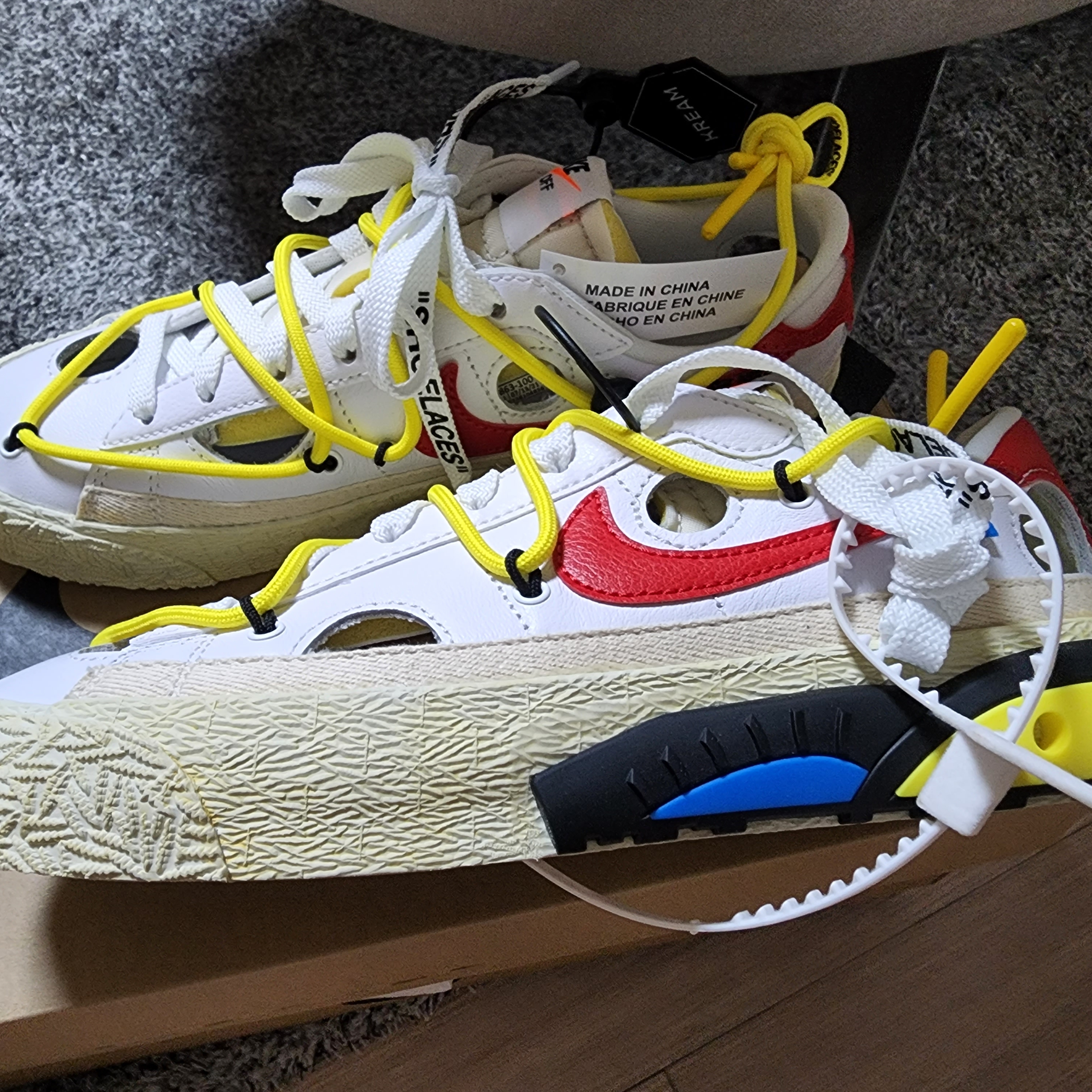 Nike x Off-White Blazer Low '77 White and University Red 착용 스타일 - 1
