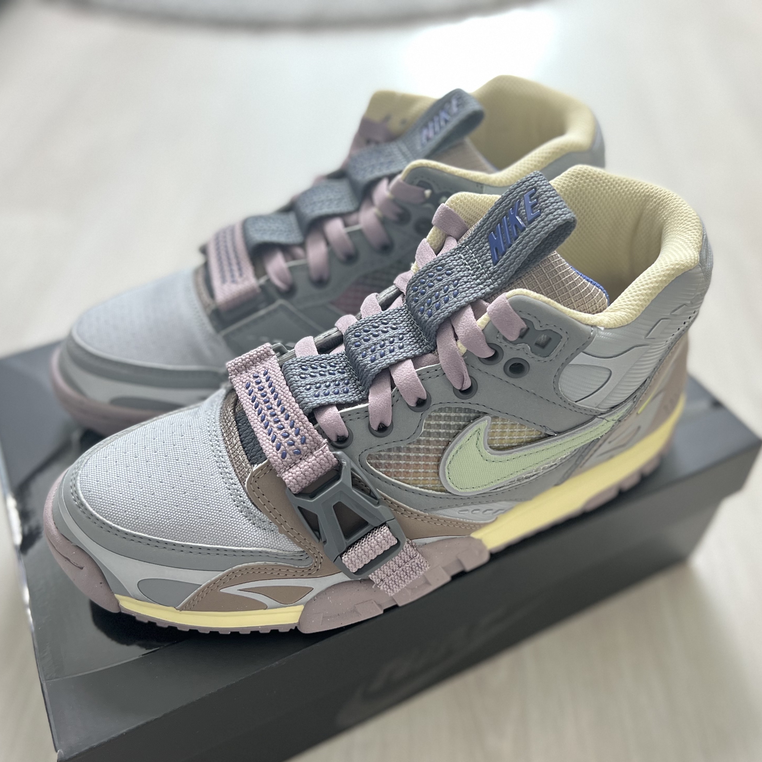 Nike Air Trainer 1 SP Light Smoke Grey and Honeydew 착용 스타일