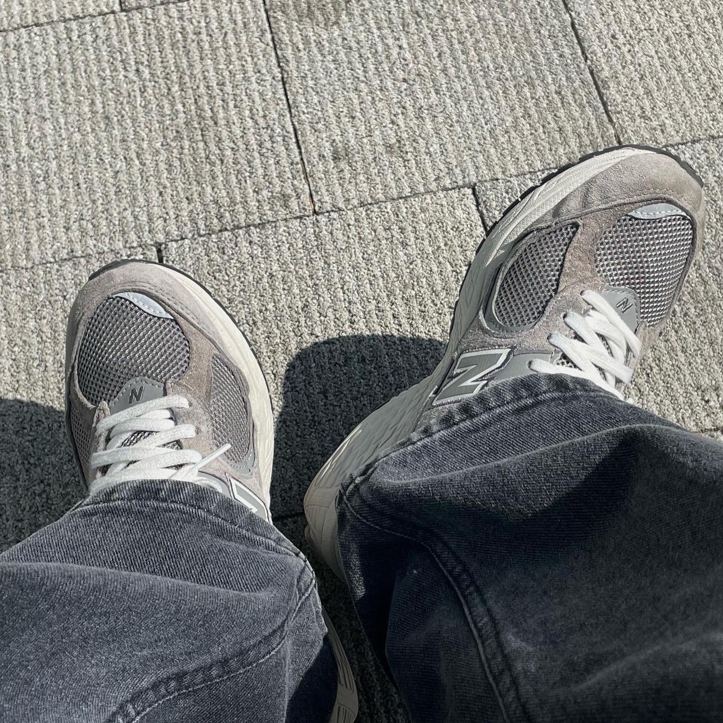 New Balance 2002R Grey 착용 스타일 - 1