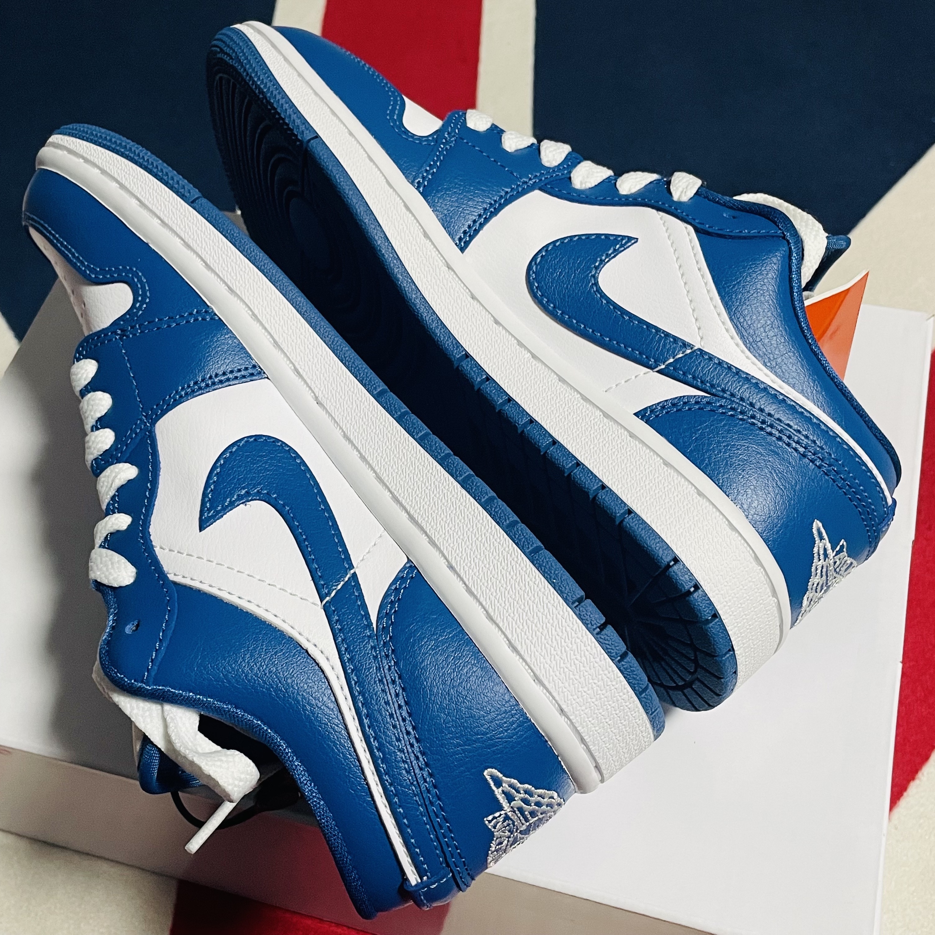 (W) Jordan 1 Low White Dark Marina Blue 착용 스타일 - 2