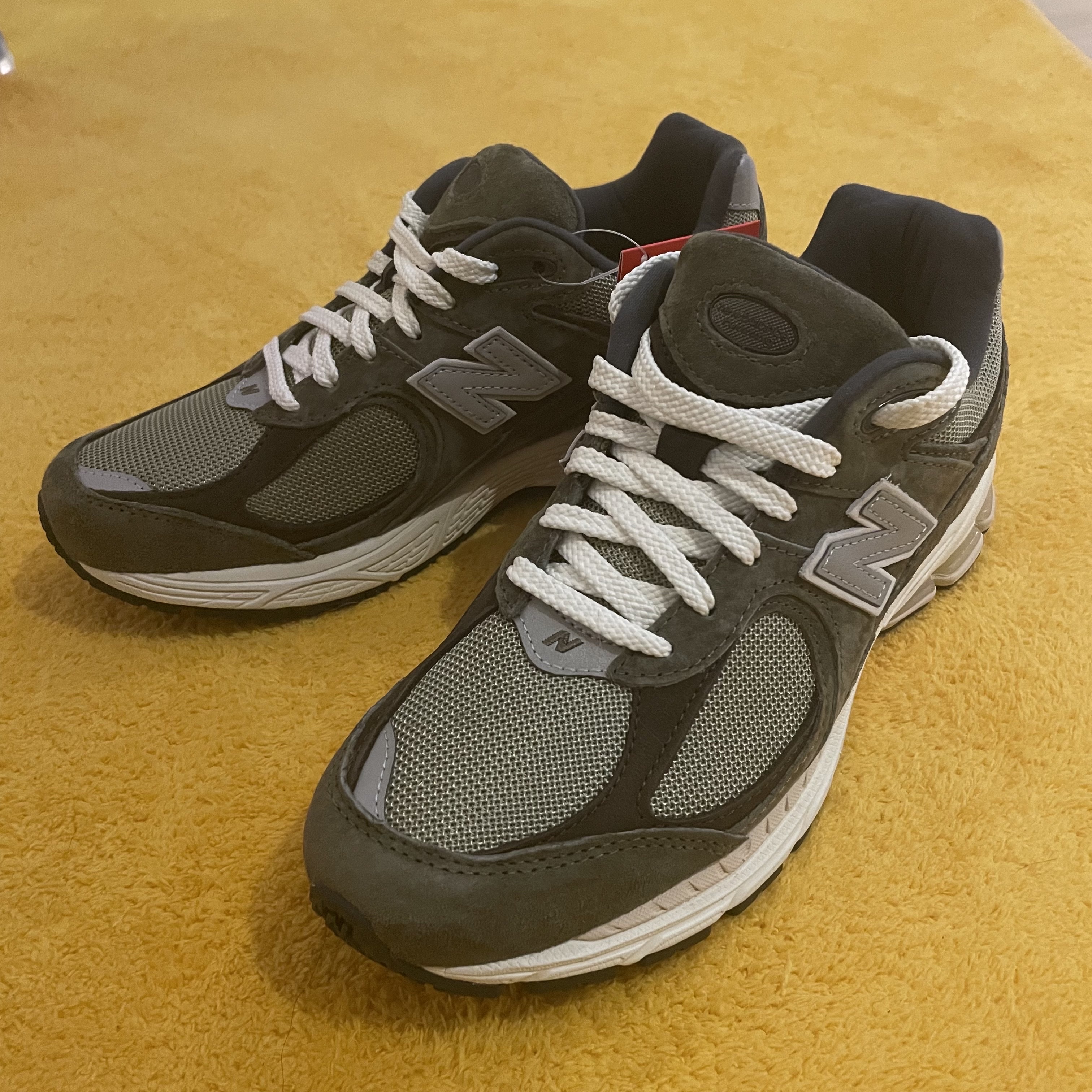 New Balance 2002R Special Vintage Khaki 착용 스타일
