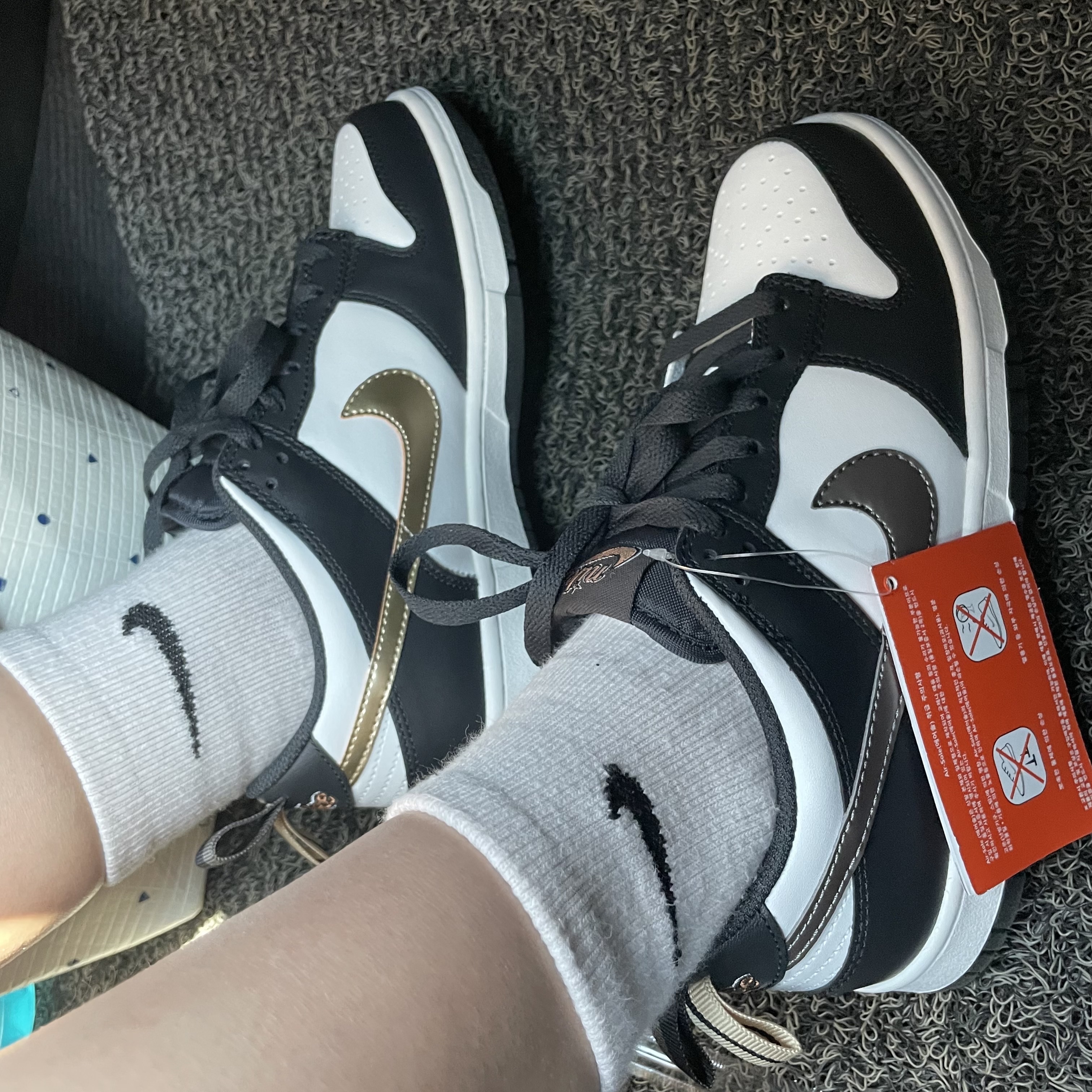(GS) Nike Dunk Low SE Off Noir Summit White Metallic Pewter 착용 스타일 - 3