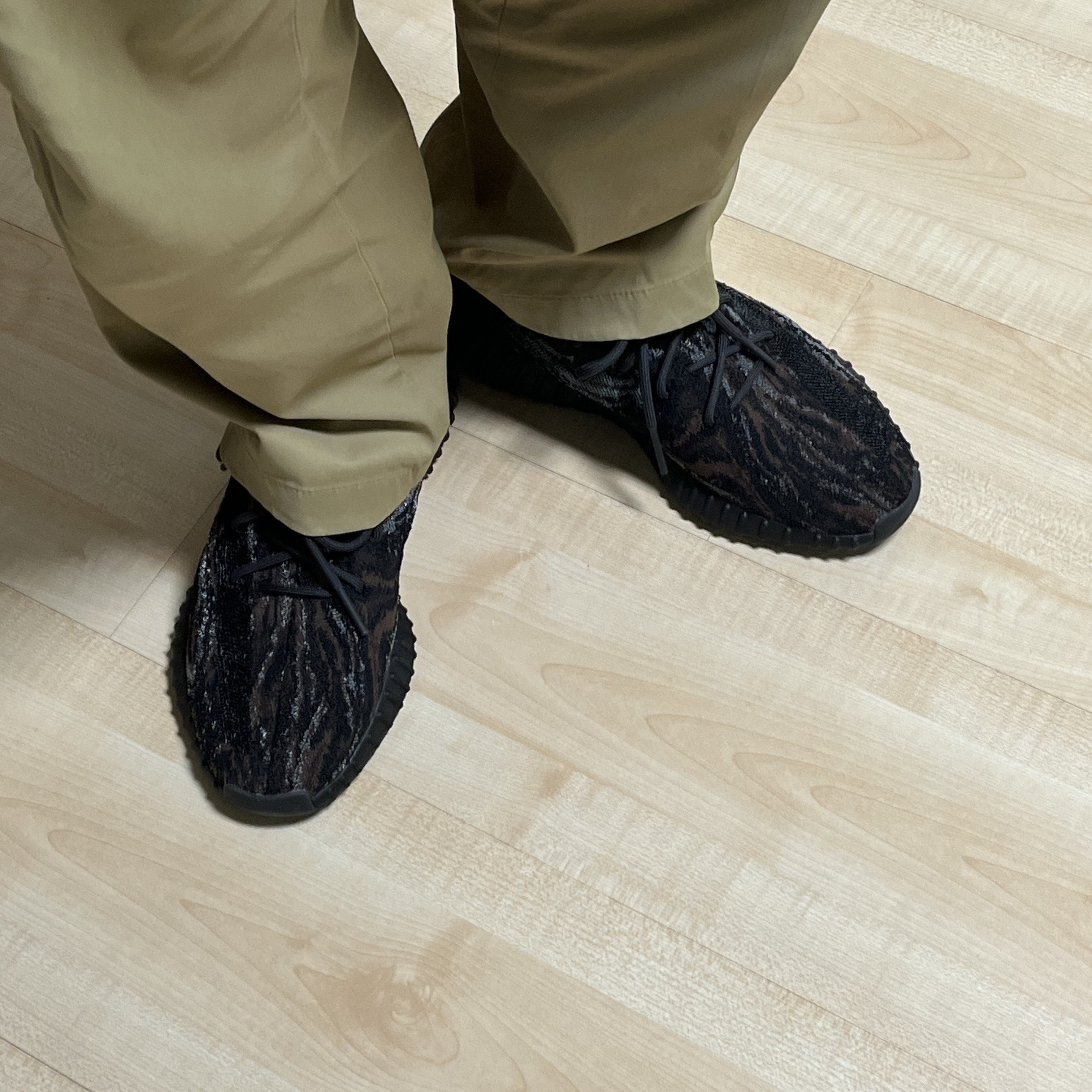 Adidas Yeezy Boost 350 V2 MX Rock 착용 스타일