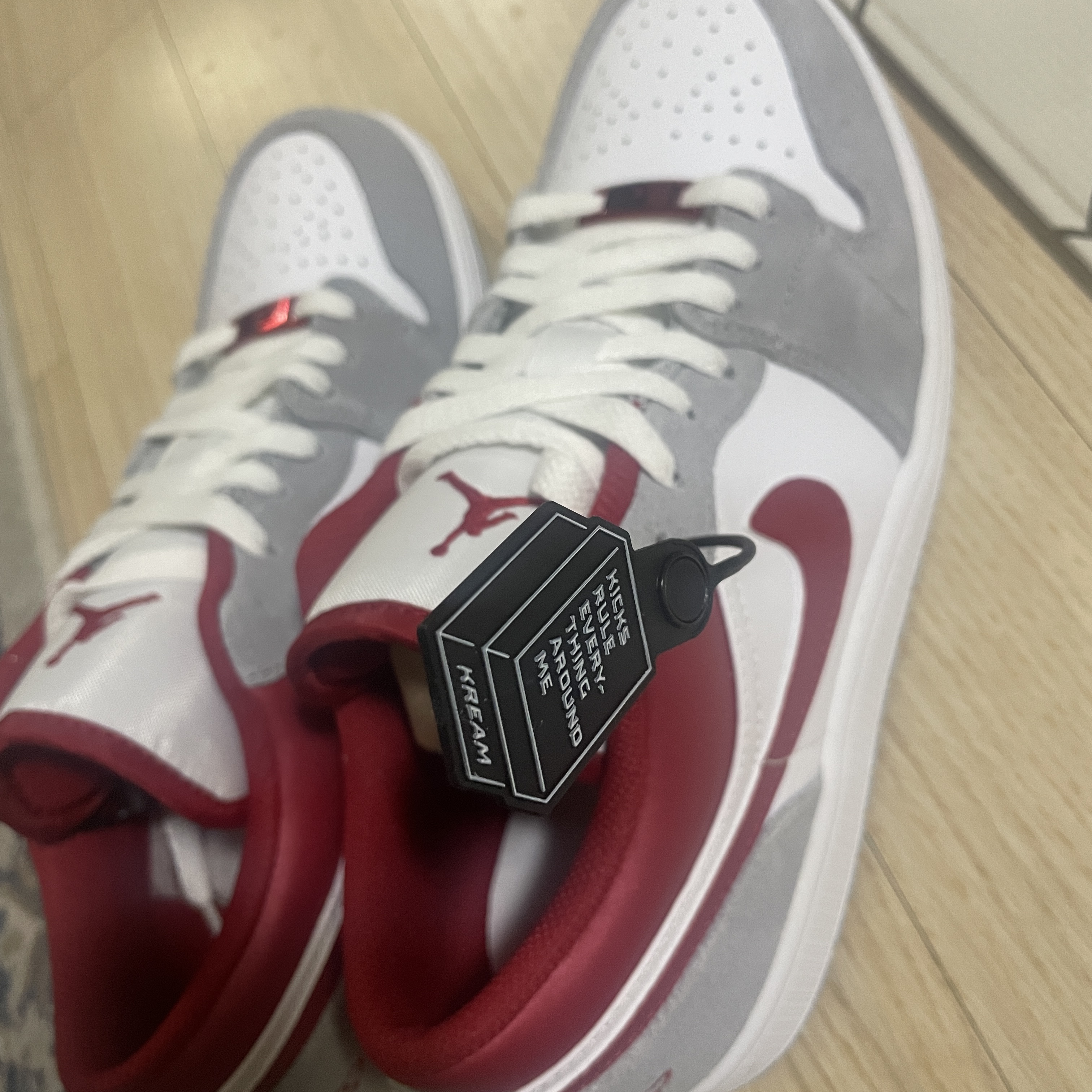 Jordan 1 Low SE Light Smoke Grey Gym Red 착용 스타일 - 3