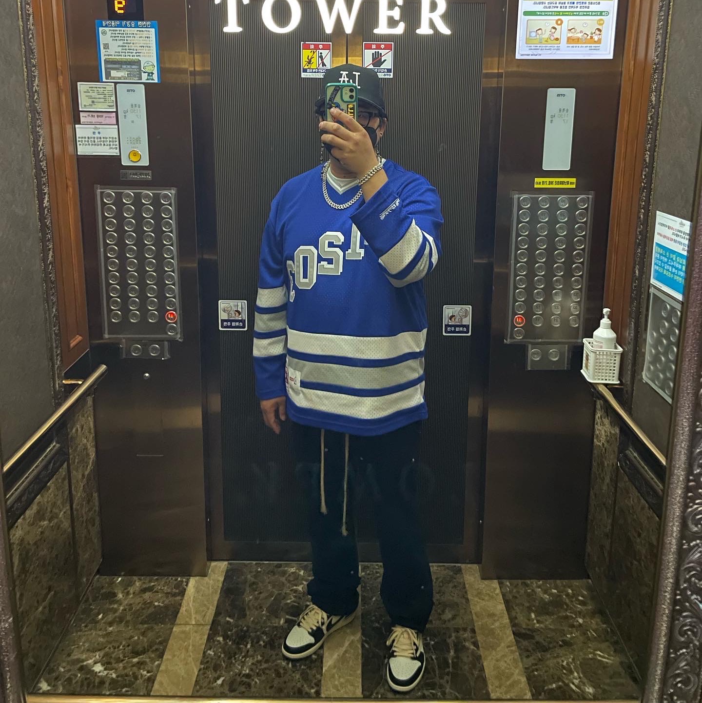 Jordan 1 x Travis Scott x Fragment Retro Low OG SP Military Blue, Supreme x WTAPS Mitchell & Ness Hockey Jersey Blue - 21FW 착용 스타일 - 1