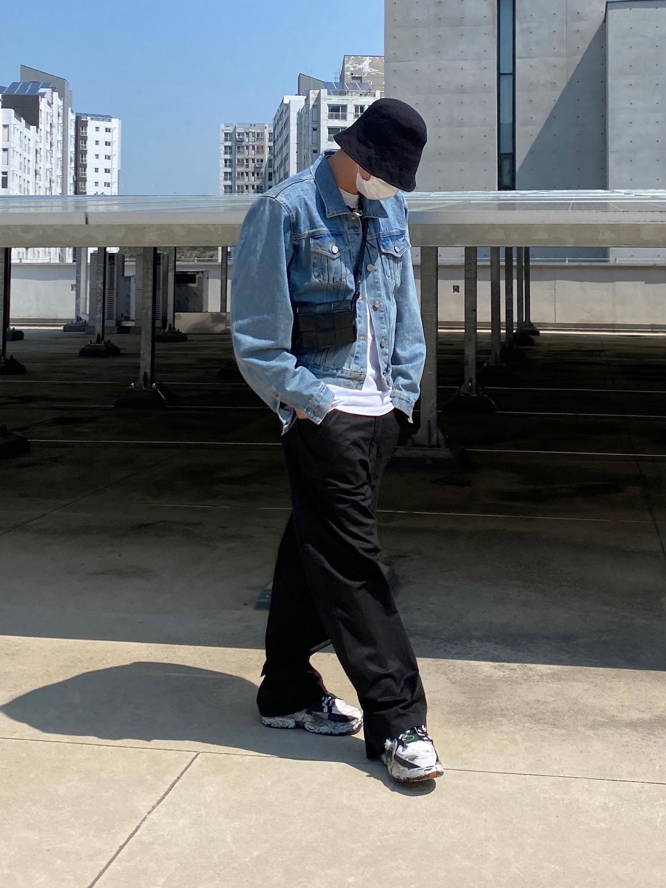 Maison Margiela Fusion Low Top Sneakers Black White Red, Bottega Veneta Mini Calfskin Leather Belt Cassette Black 착용 스타일 - 2