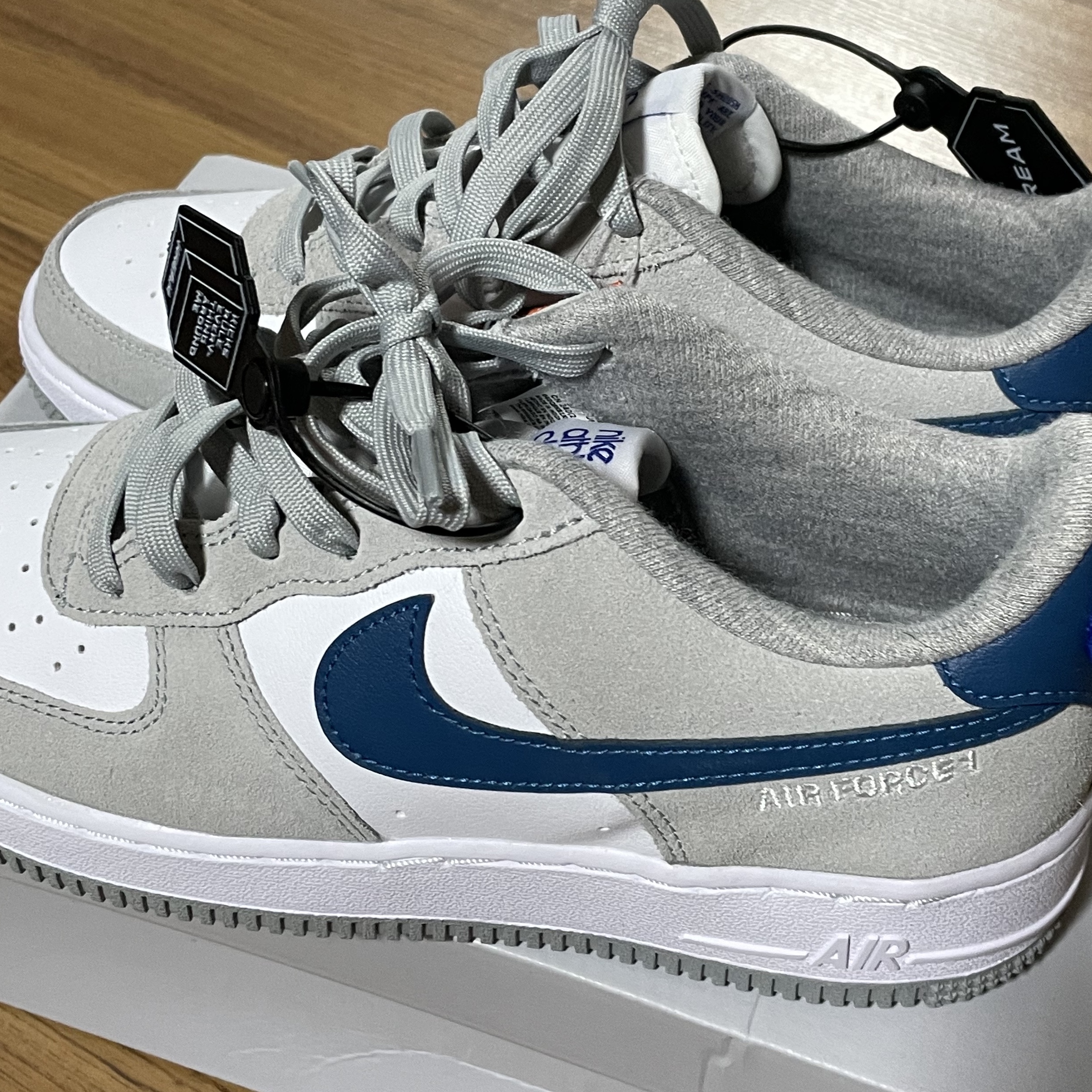 (GS) Nike Air Force 1 LV8 Athletic Club Light Smoke Grey Marina 착용 스타일