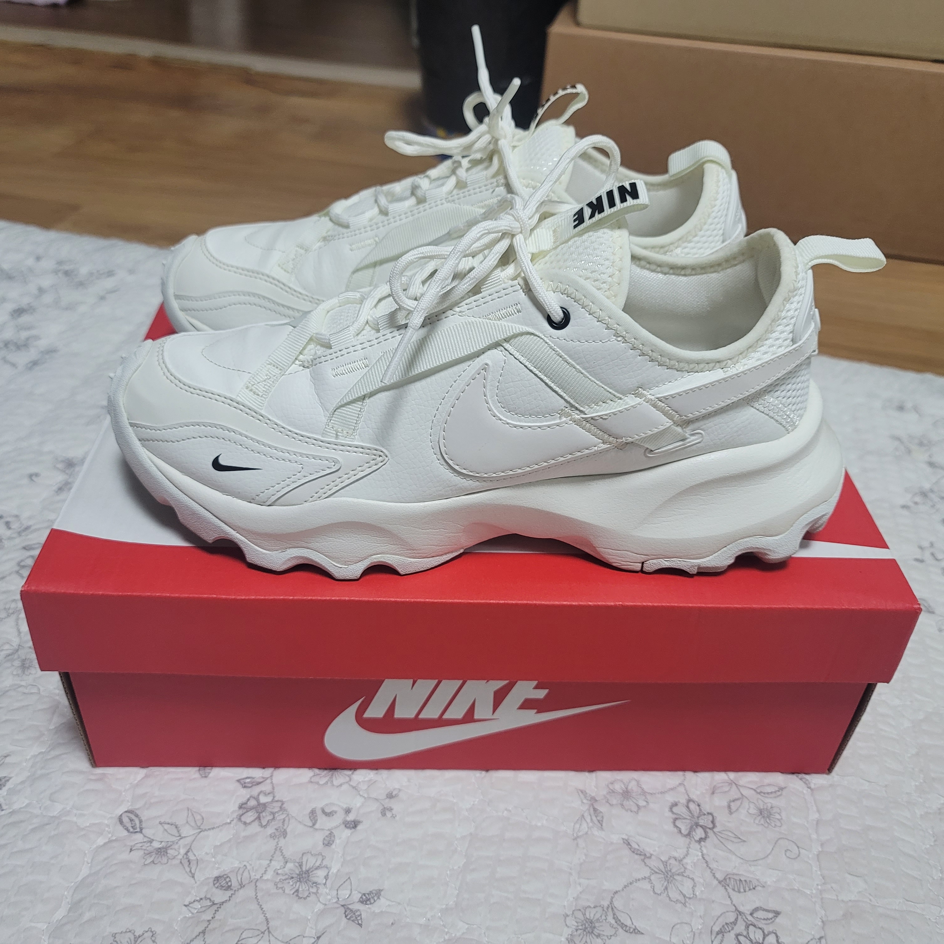 (W) Nike TC 7900 Summit White 착용 스타일 - 3