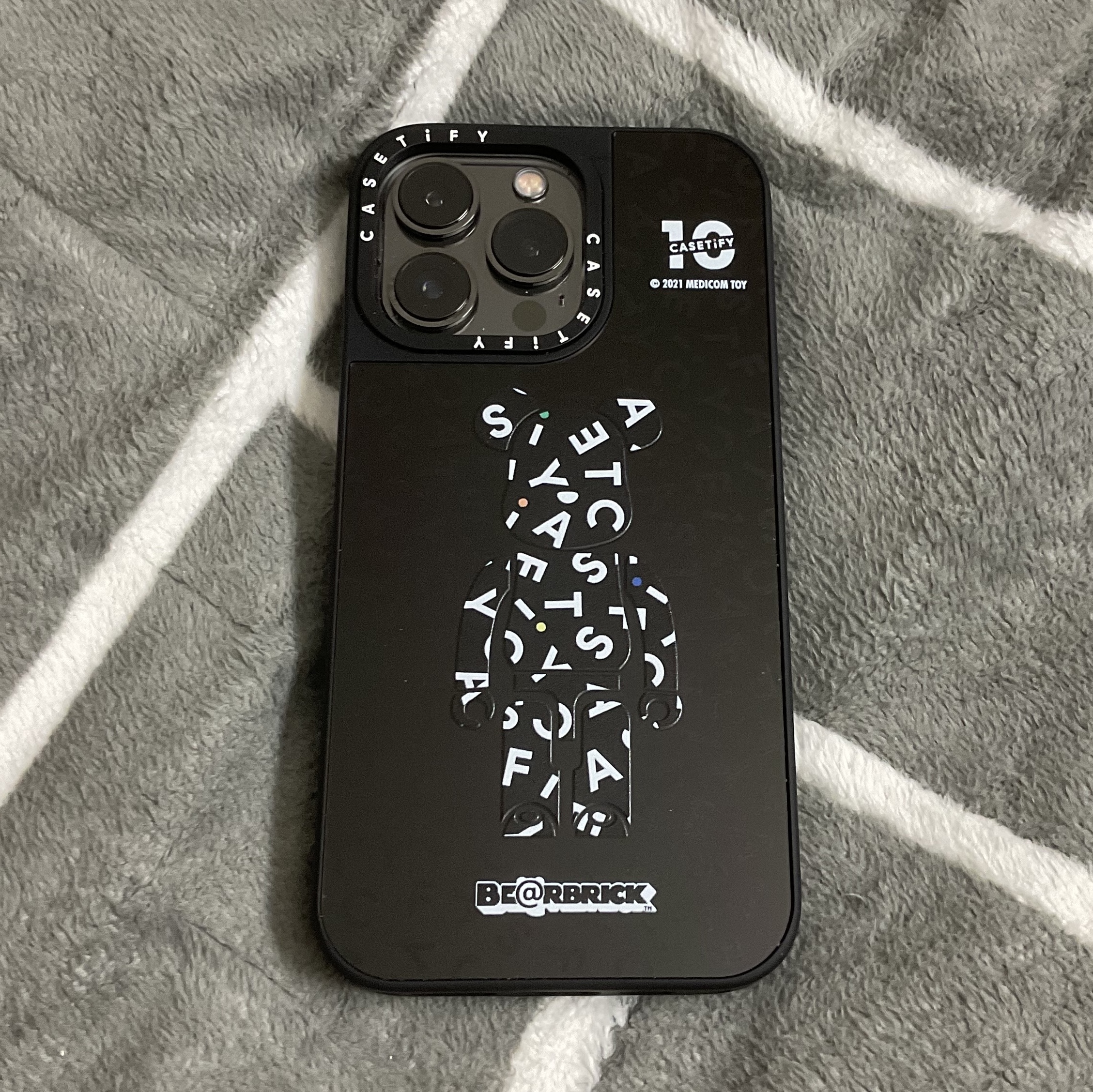 Casetify x Bearbrick 10th Anniversary Monogram MagSafe Mirror iPhone Case Black 착용 스타일 - 2