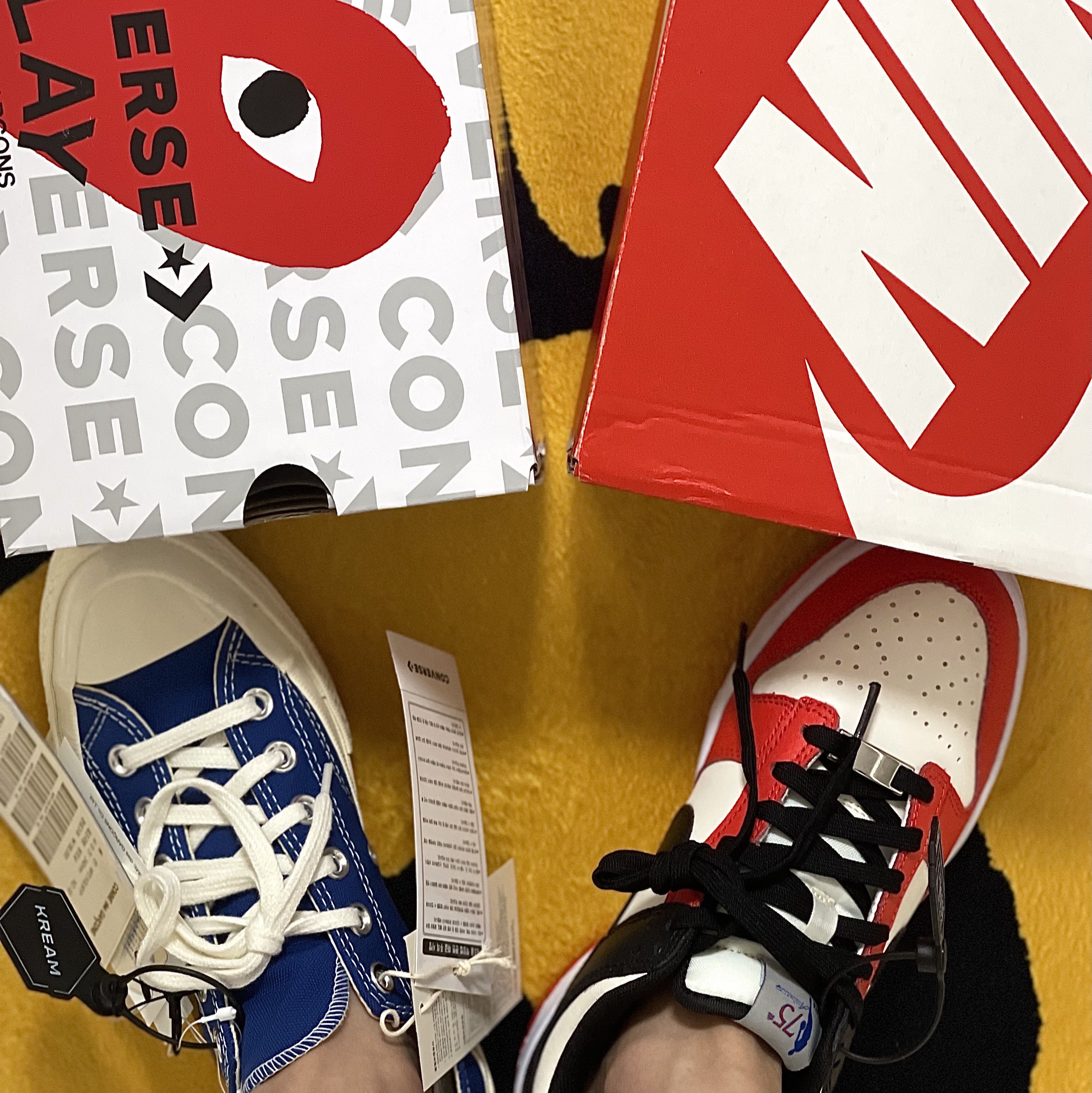 Converse x Play Comme des Garcons Chuck 70 Ox Blue Quartz, (GS) Nike x NBA Dunk Low Black and Chile Red 착용 스타일 - 1