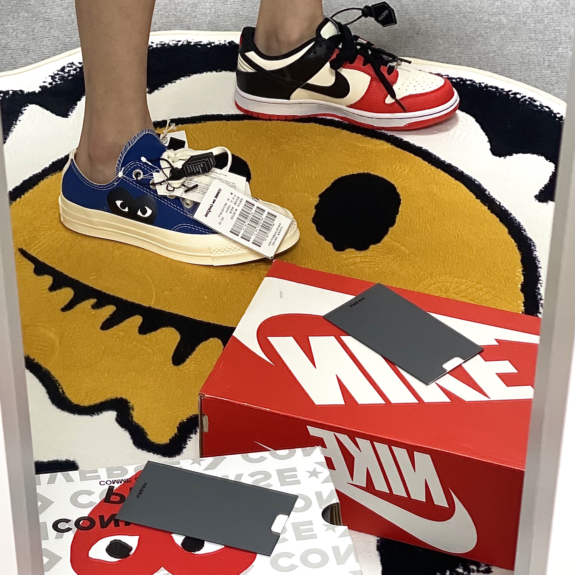 Converse x Play Comme des Garcons Chuck 70 Ox Blue Quartz, (GS) Nike x NBA Dunk Low Black and Chile Red 착용 스타일 - 2