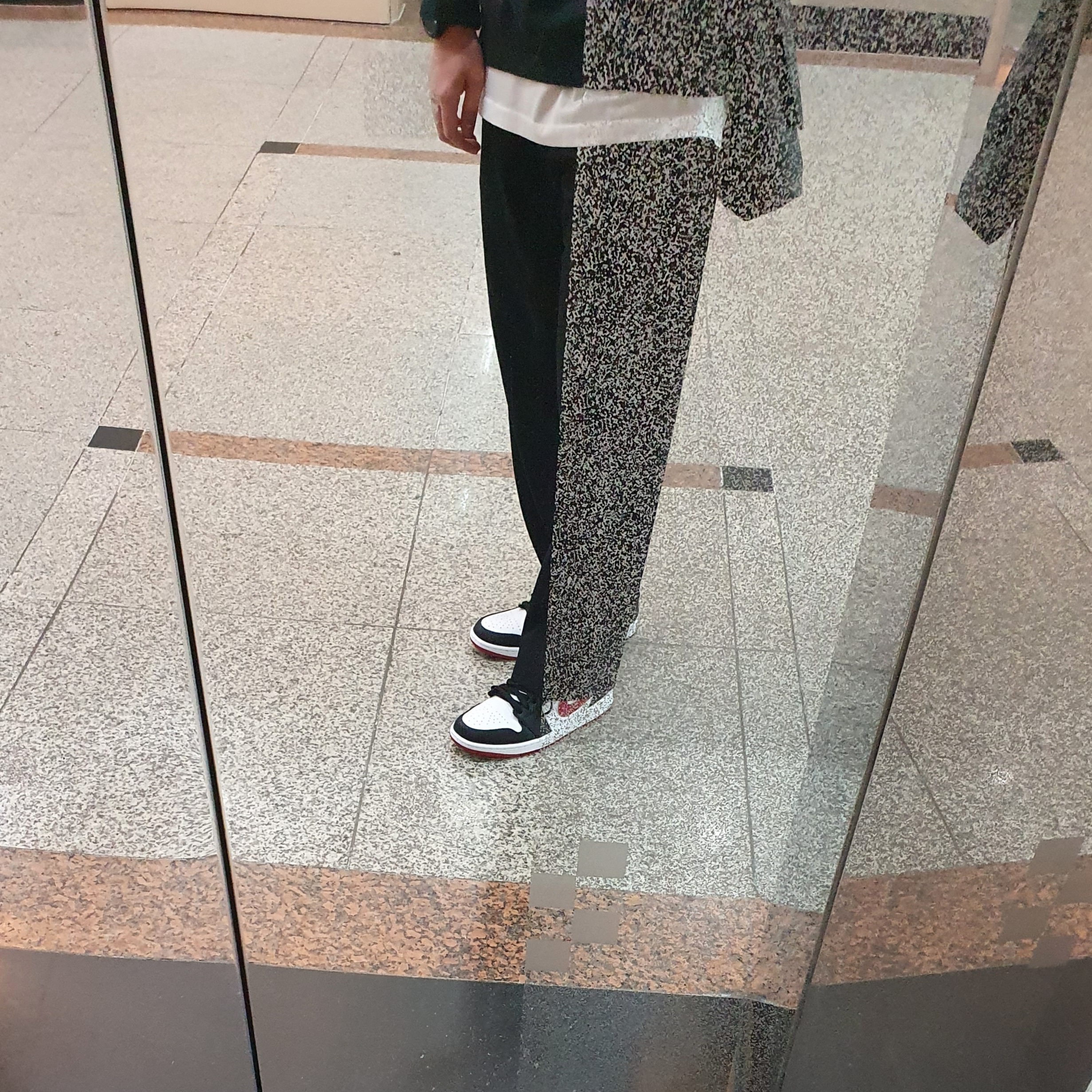 Jordan 1 Mid Gym Red Black White 착용 스타일 - 2