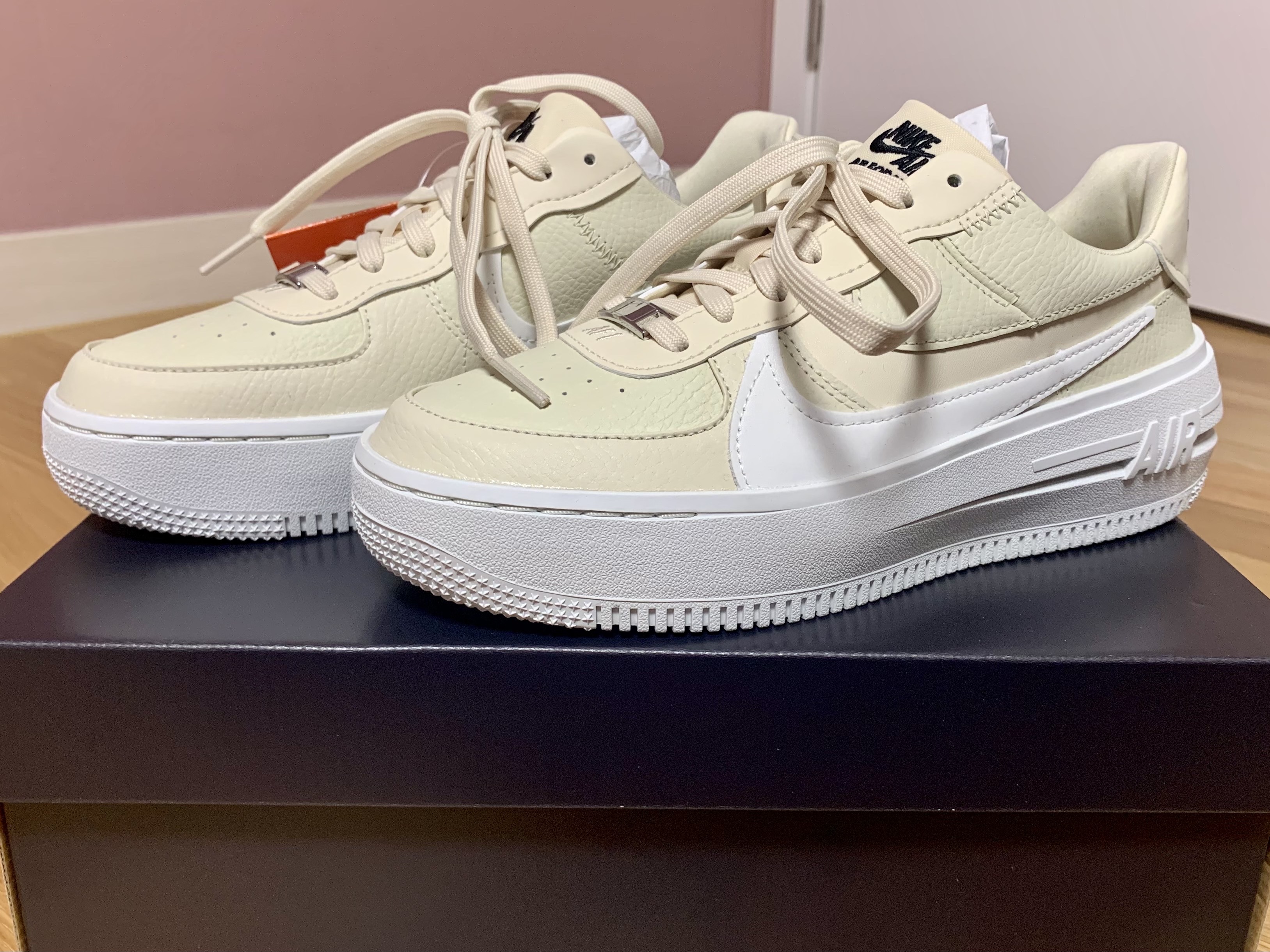 (W) Nike Air Force 1 PLT.AF.ORM Fossil and White 착용 스타일 - 1