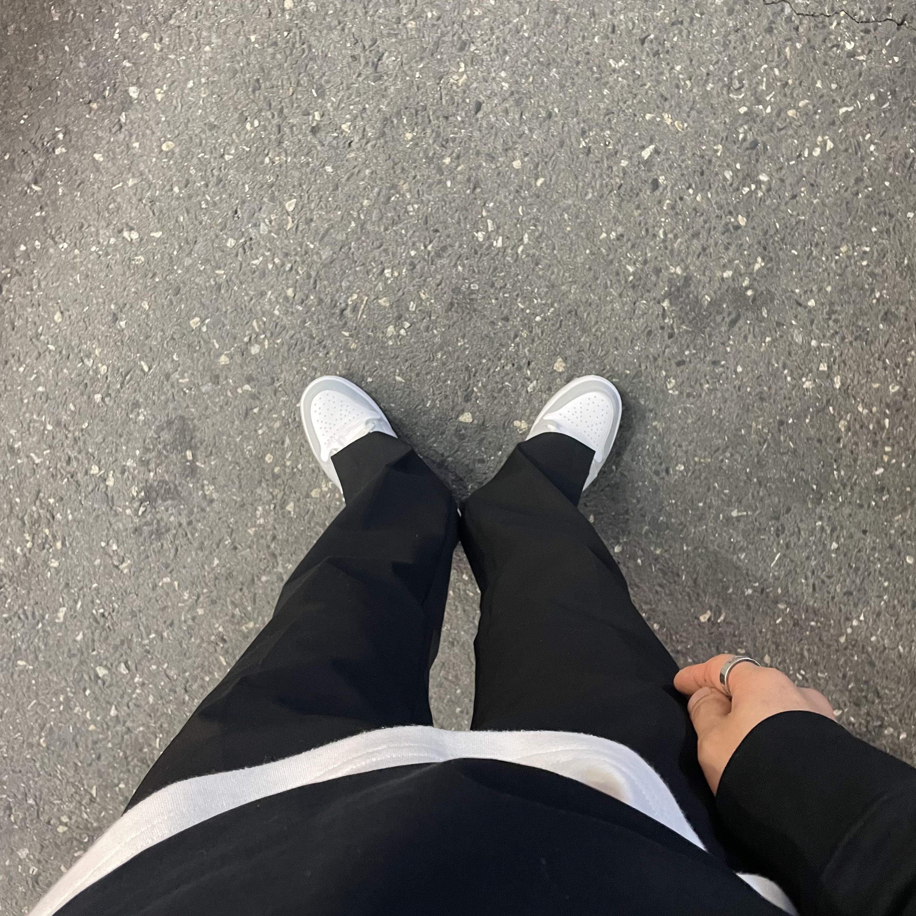 Jordan 1 Mid Light Smoke Grey Anthracite, Stone Island 63051 Crewneck Sweatshirt Black - 22SS 착용 스타일