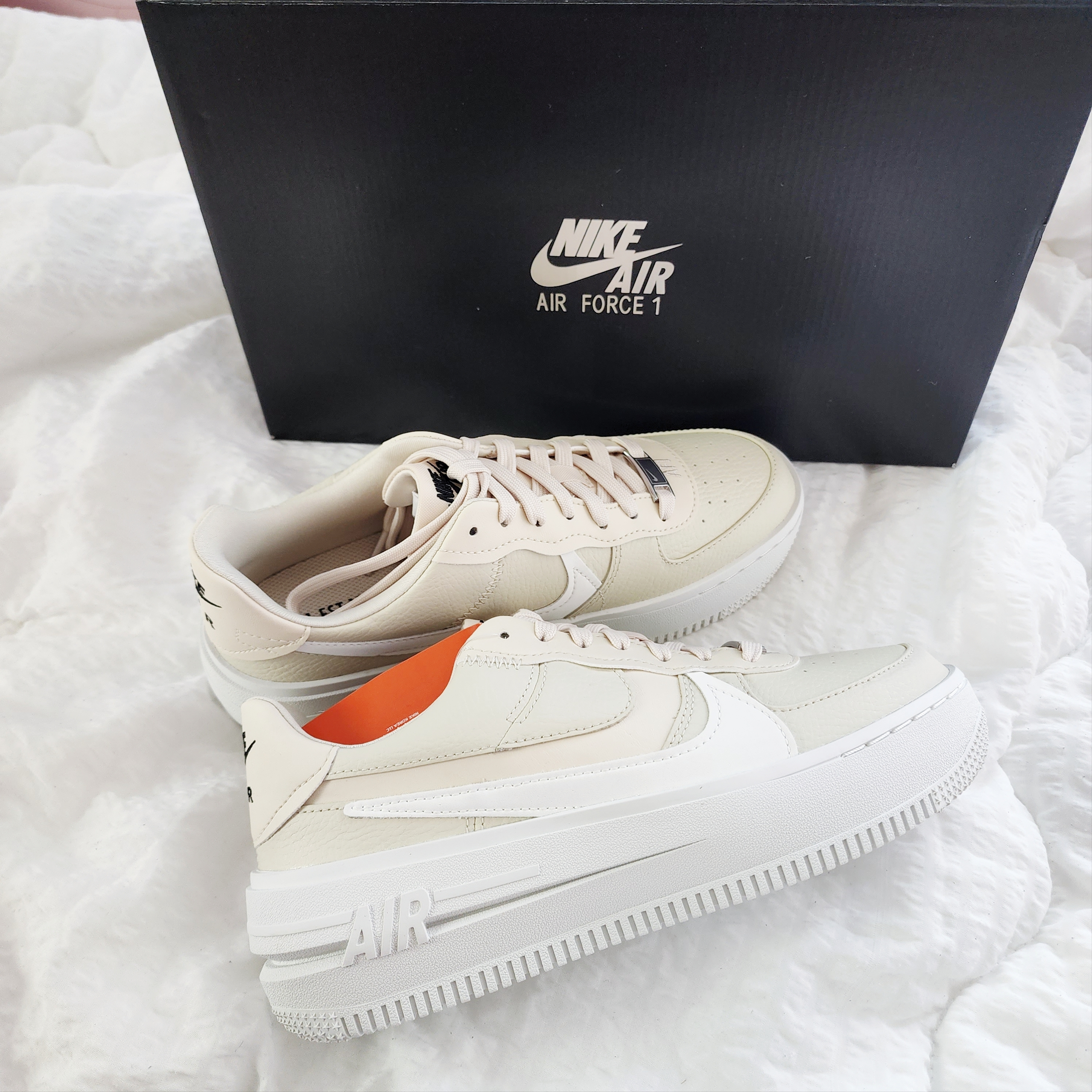 (W) Nike Air Force 1 PLT.AF.ORM Fossil and White 착용 스타일