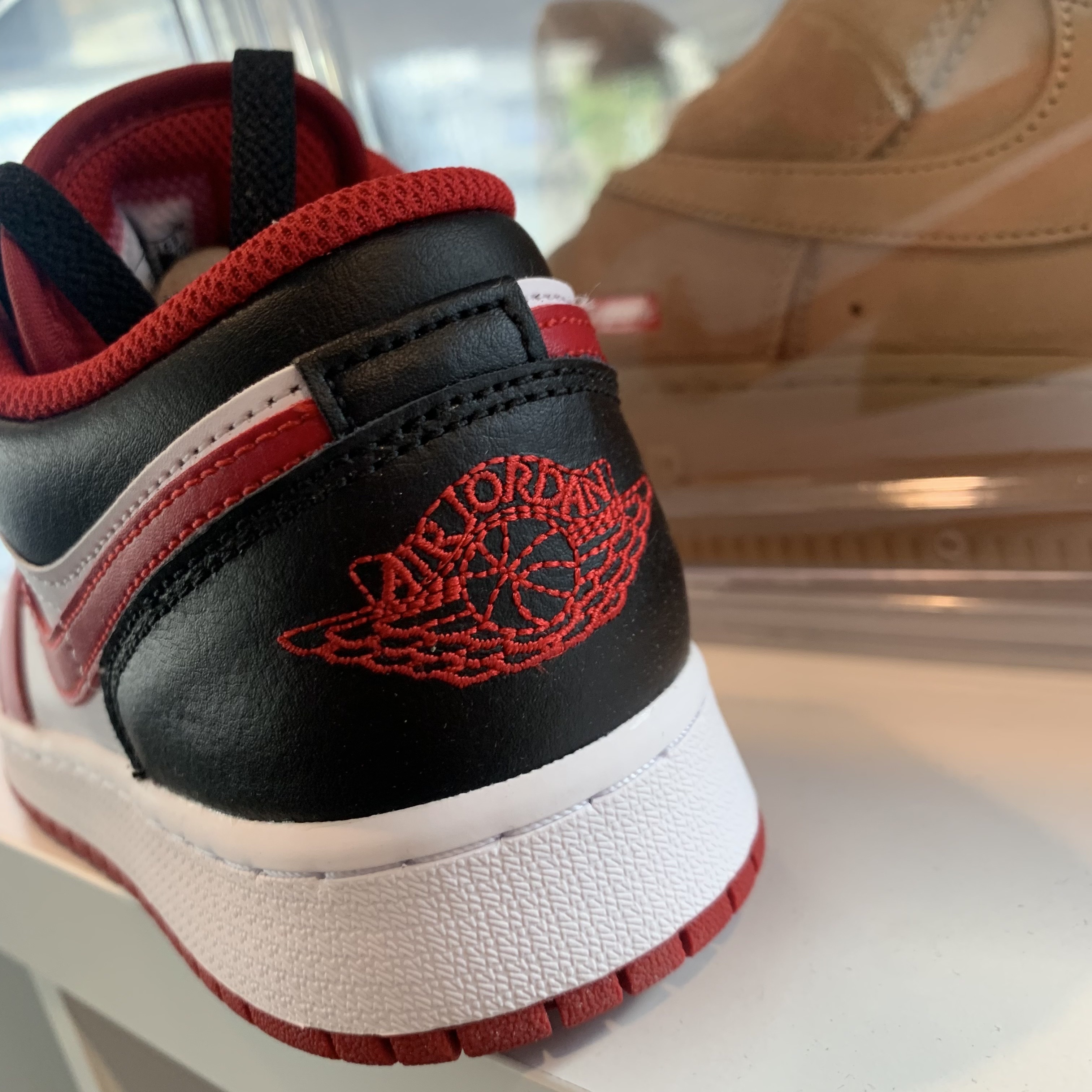 (GS) Jordan 1 Low White Gym Red Black, Nike x Supreme Air Force 1 Low Flax 착용 스타일 - 3